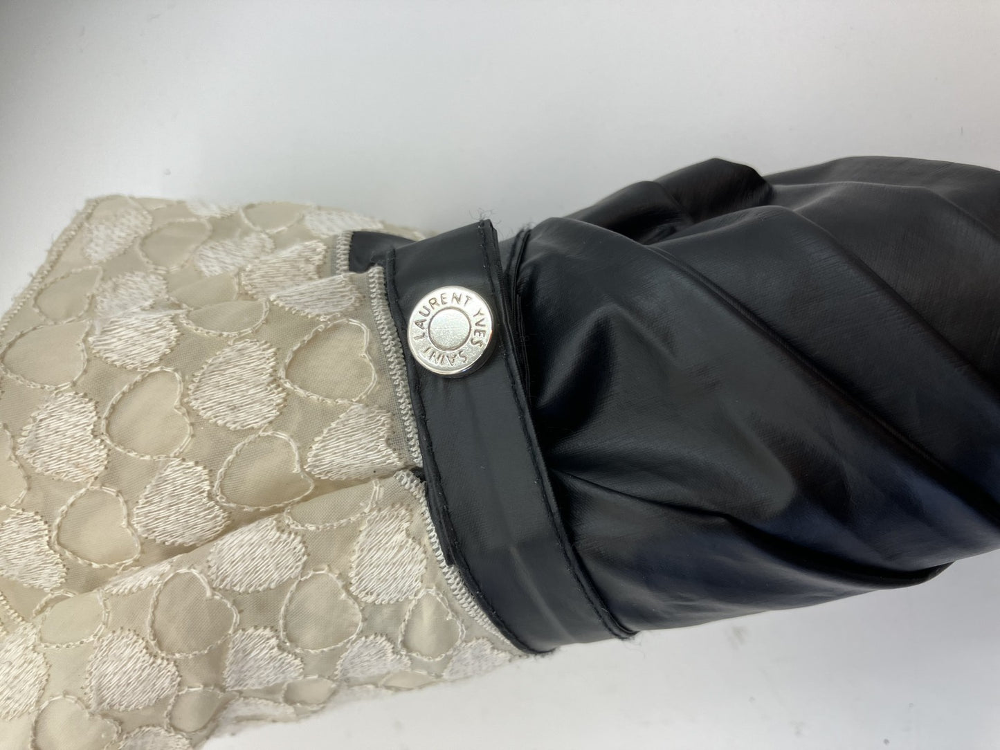 Yves Saint Laurent Parasol, folded: 24 cm (9.45 inch) heart motif folding umbrella, ivory and black, 縲縲縲縲
