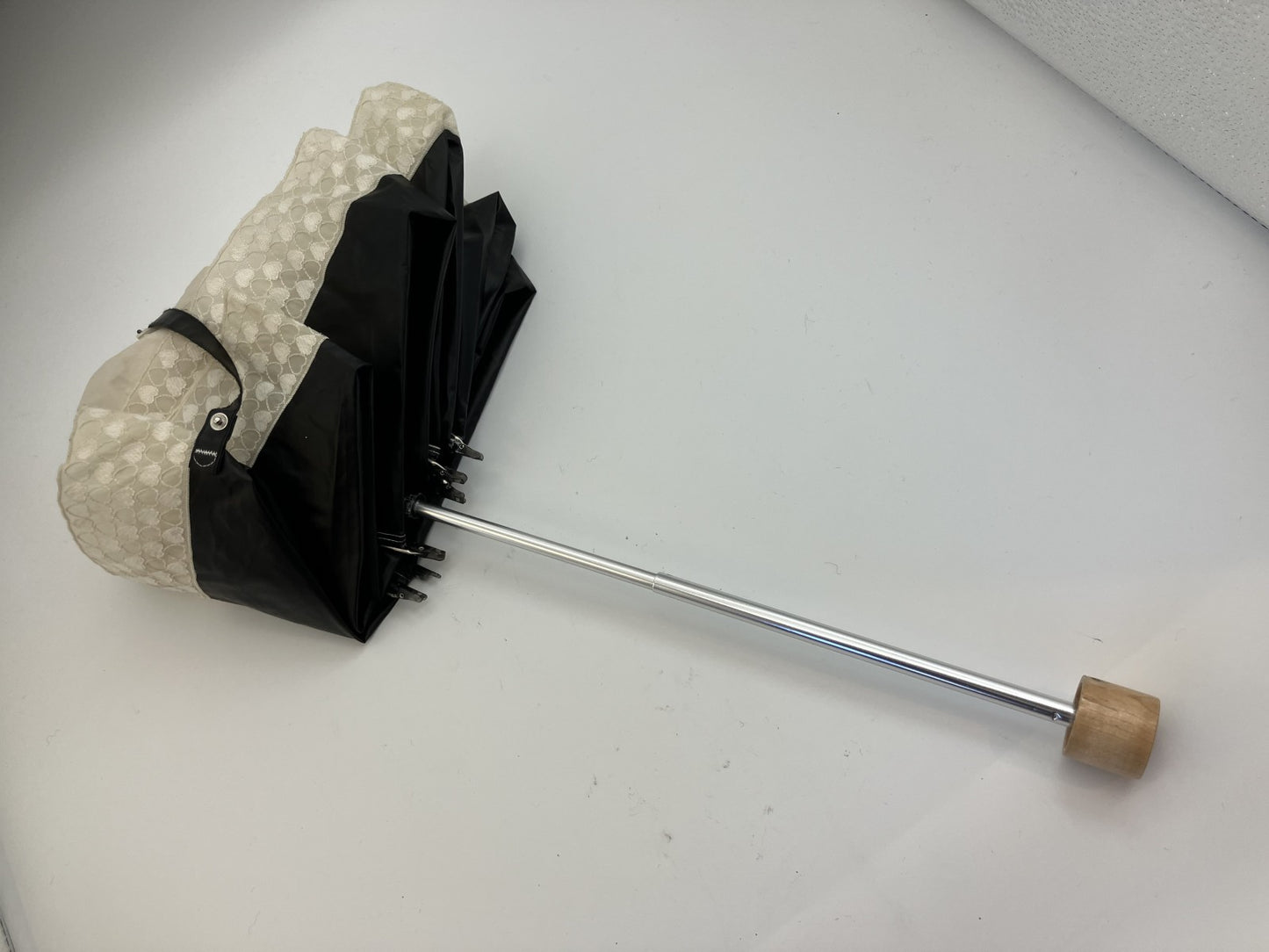 Yves Saint Laurent Parasol, folded: 24 cm (9.45 inch) heart motif folding umbrella, ivory and black, 縲縲縲縲