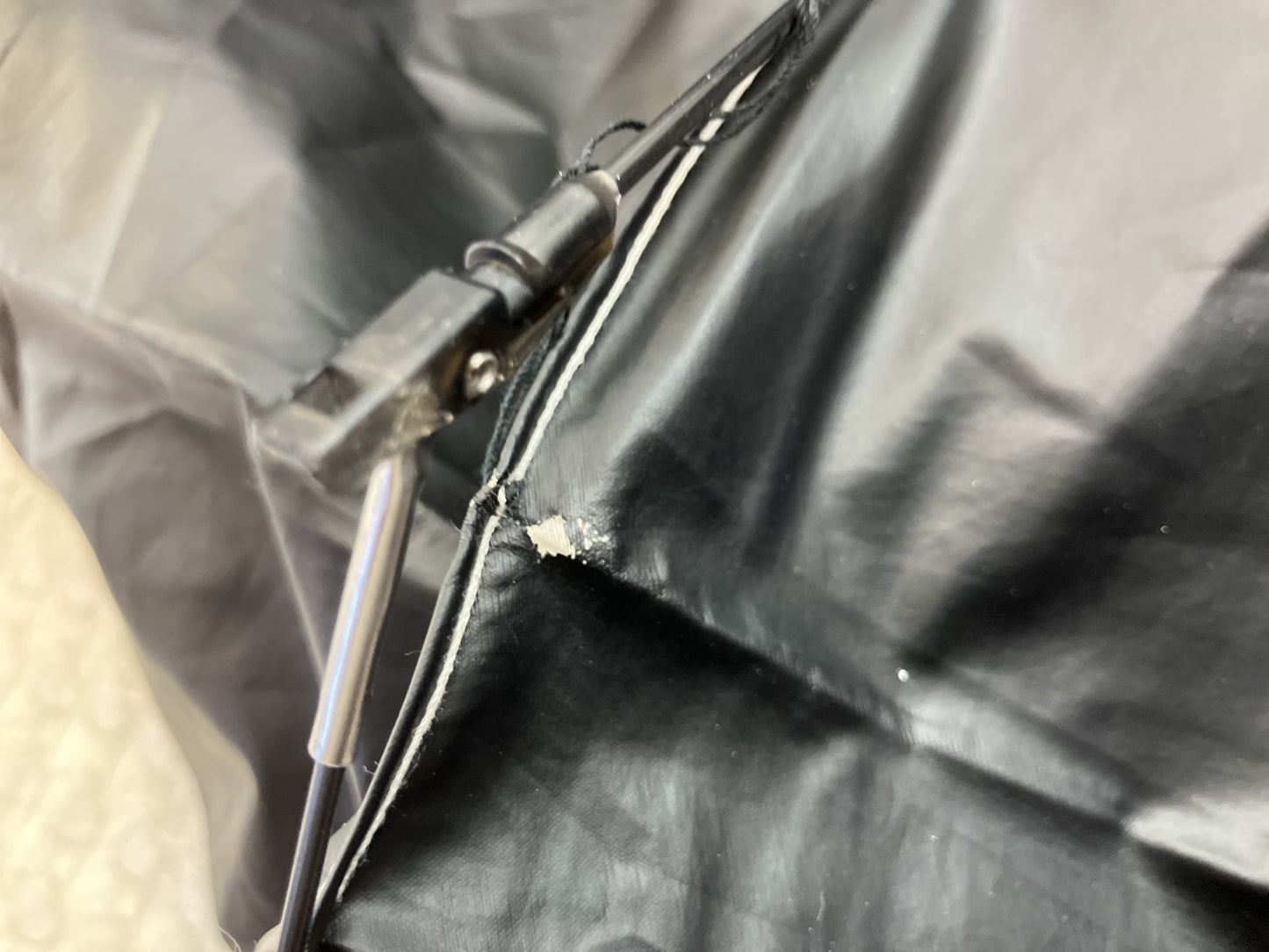 Yves Saint Laurent Parasol, folded: 24 cm (9.45 inch) heart motif folding umbrella, ivory and black, 縲縲縲縲