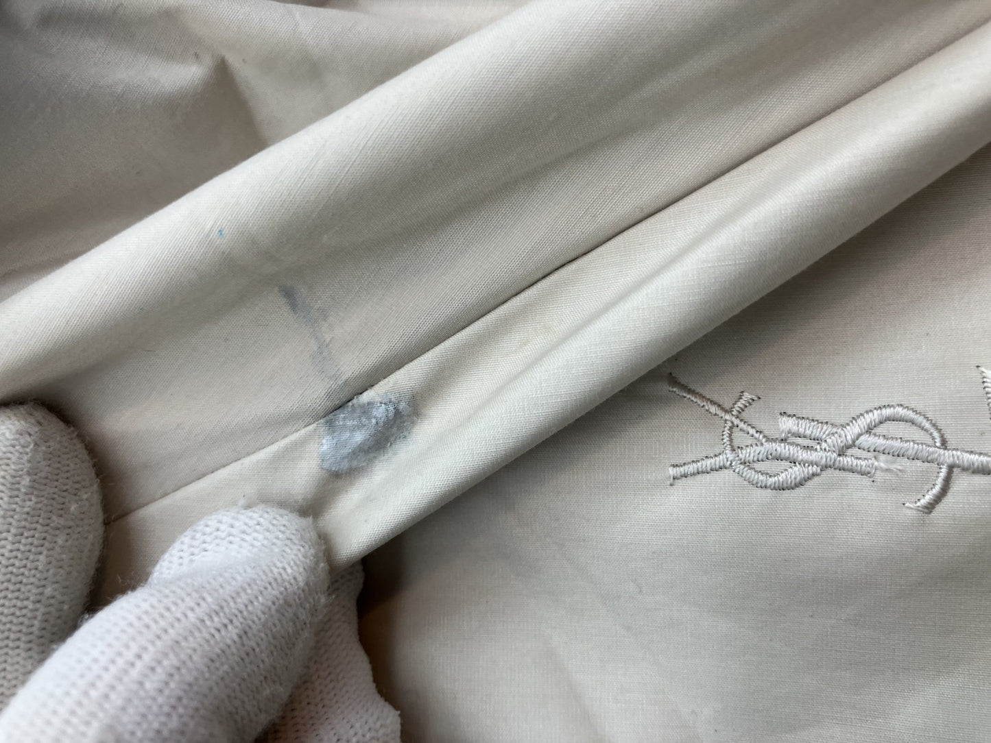 Yves Saint Laurent Parasol, folded: 24 cm (9.45 inch) heart motif folding umbrella, ivory and black, 縲縲縲縲