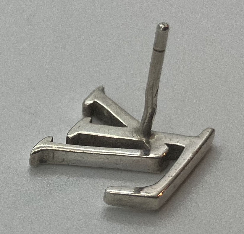ルイフラッグ ロゴピアス（１×1.2ｃｍ） キャッチ社外品（シルバー925）片方のみ送料無料
