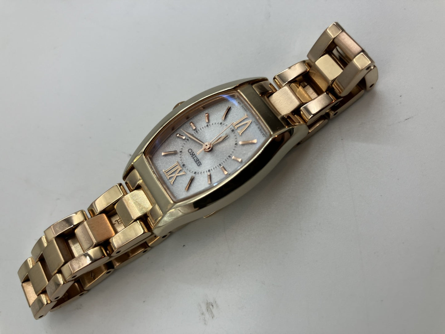 SEIKO LUKIA Solar Watch V117-0DL0 ขนาดข้อมือ 15cm รับประกันเมื่อเปิด กล่อง คู่มือ ข้อสำรอง 3 ข้อ หน้าปัดสีขาว สีทอง จัดส่งฟรี 