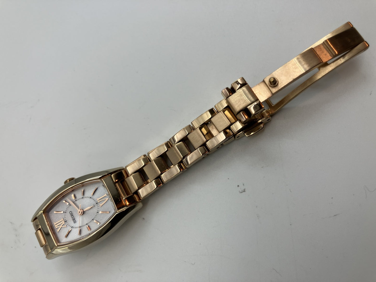 SEIKO LUKIA Solar Watch V117-0DL0 ขนาดข้อมือ 15cm รับประกันเมื่อเปิด กล่อง คู่มือ ข้อสำรอง 3 ข้อ หน้าปัดสีขาว สีทอง จัดส่งฟรี 