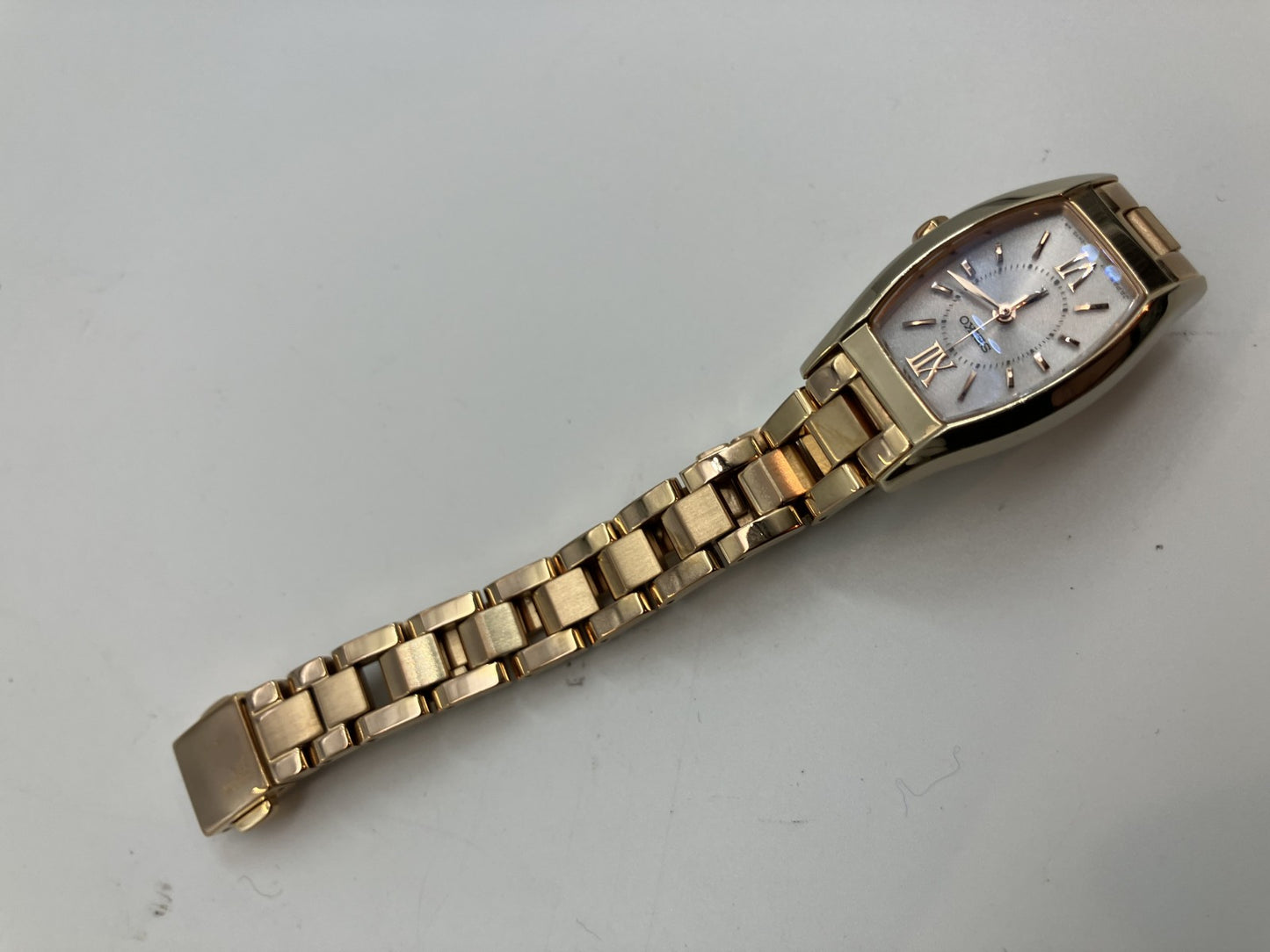 SEIKO LUKIA Solar Watch V117-0DL0 ขนาดข้อมือ 15cm รับประกันเมื่อเปิด กล่อง คู่มือ ข้อสำรอง 3 ข้อ หน้าปัดสีขาว สีทอง จัดส่งฟรี 