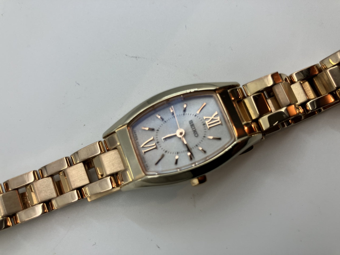 SEIKO LUKIA Solar Watch V117-0DL0 ขนาดข้อมือ 15cm รับประกันเมื่อเปิด กล่อง คู่มือ ข้อสำรอง 3 ข้อ หน้าปัดสีขาว สีทอง จัดส่งฟรี 