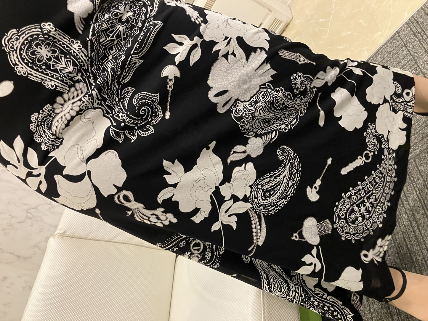LEONARD Long Skirt Black x White Paisley Pattern Floral All-over Pattern Monotone Size 73 Made in Japan Length approx. 33.5"