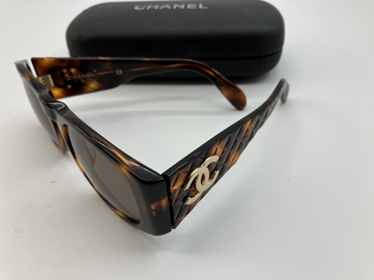 CHANEL 01450 912/35 Tortoise Brown Sunglasses CC Logo Quilted Temple w/ Case Italy