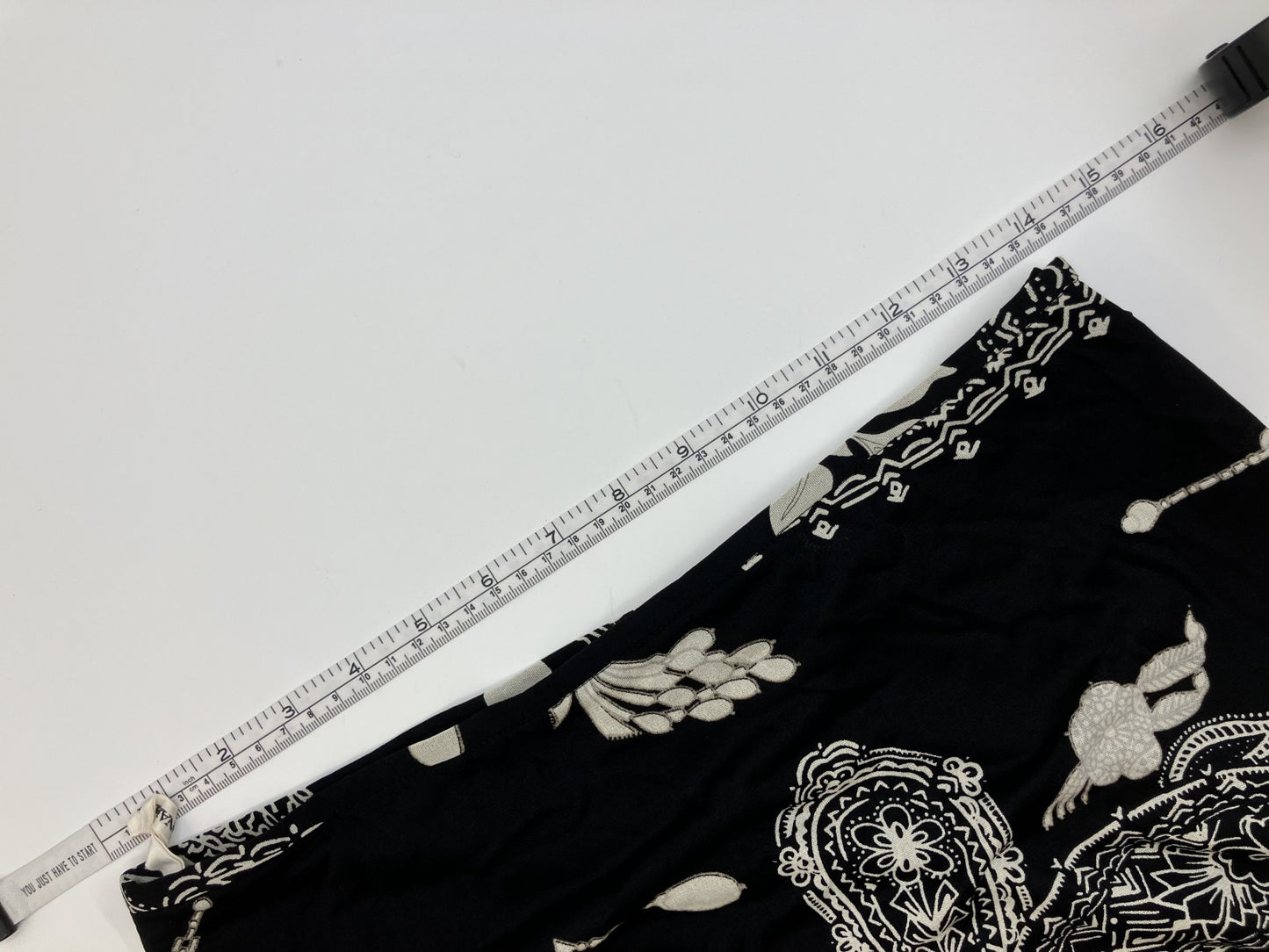 LEONARD Long Skirt Black x White Paisley Pattern Floral All-over Pattern Monotone Size 73 Made in Japan Length approx. 33.5"