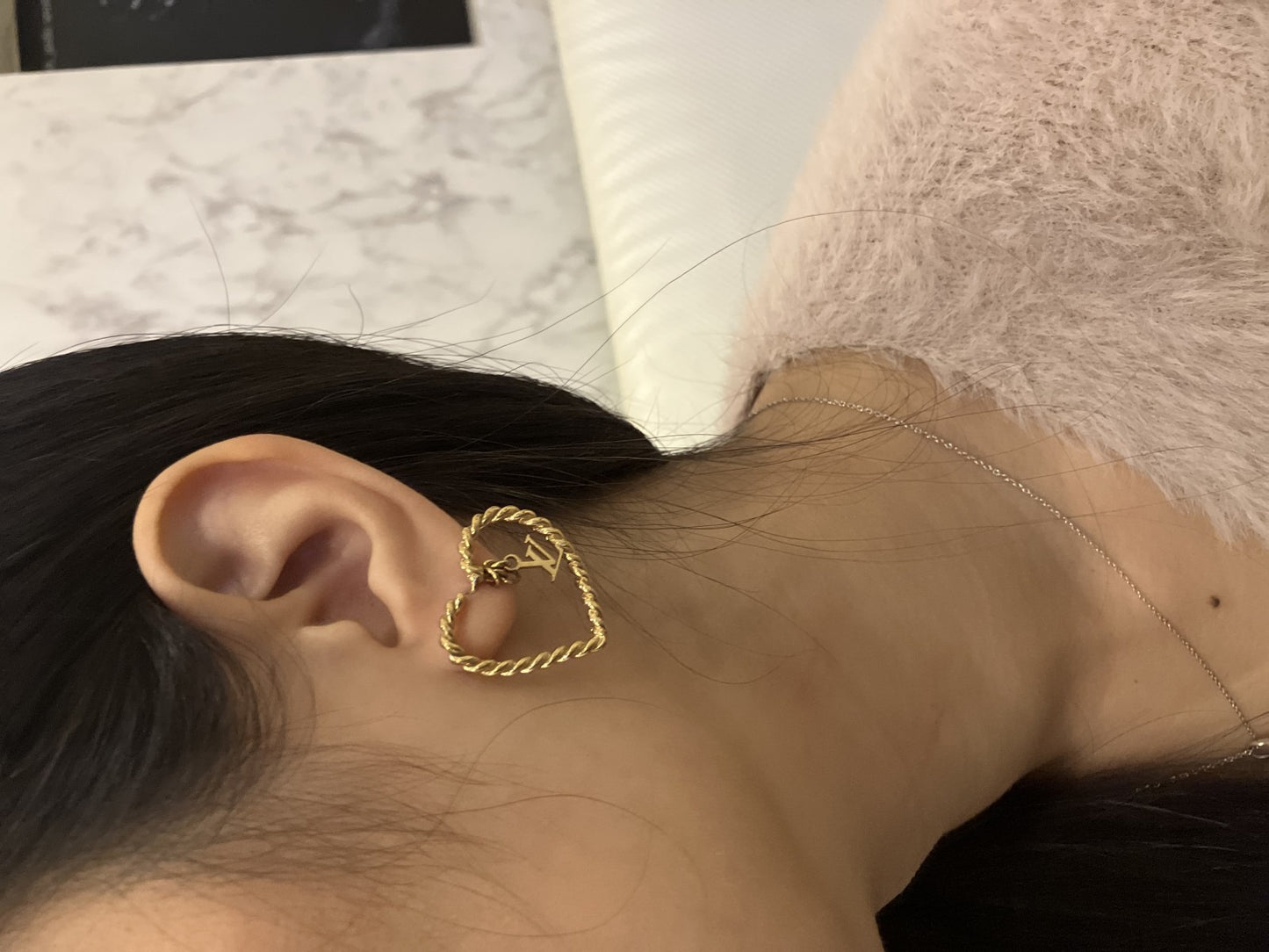 ルイ モノグラム ピアス ゴールド 縦2.7ｃｍ（1.06インチ） 横2.8ｃｍ（1.10インチ） 送料無料