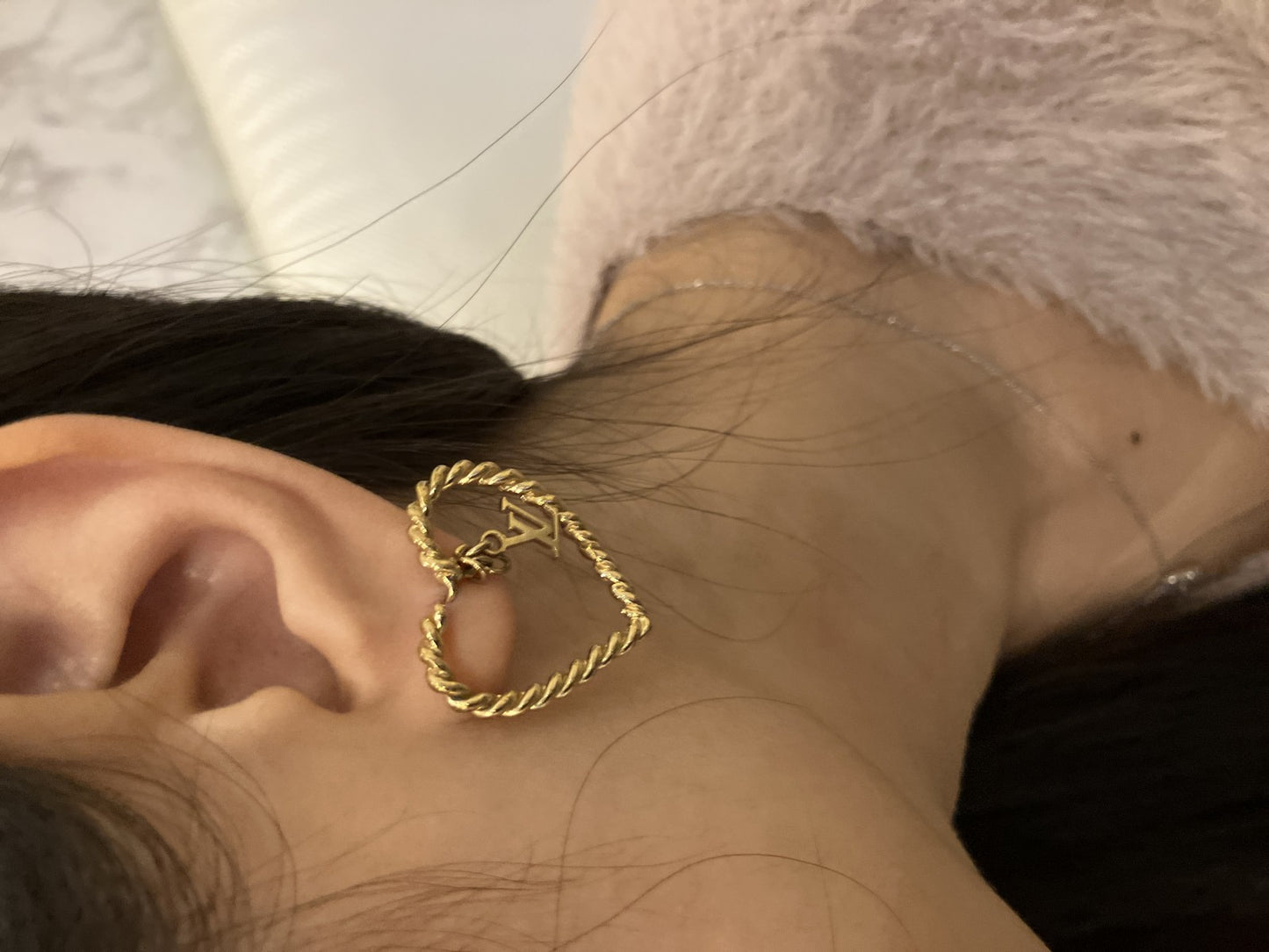 ルイ モノグラム ピアス ゴールド 縦2.7ｃｍ（1.06インチ） 横2.8ｃｍ（1.10インチ） 送料無料