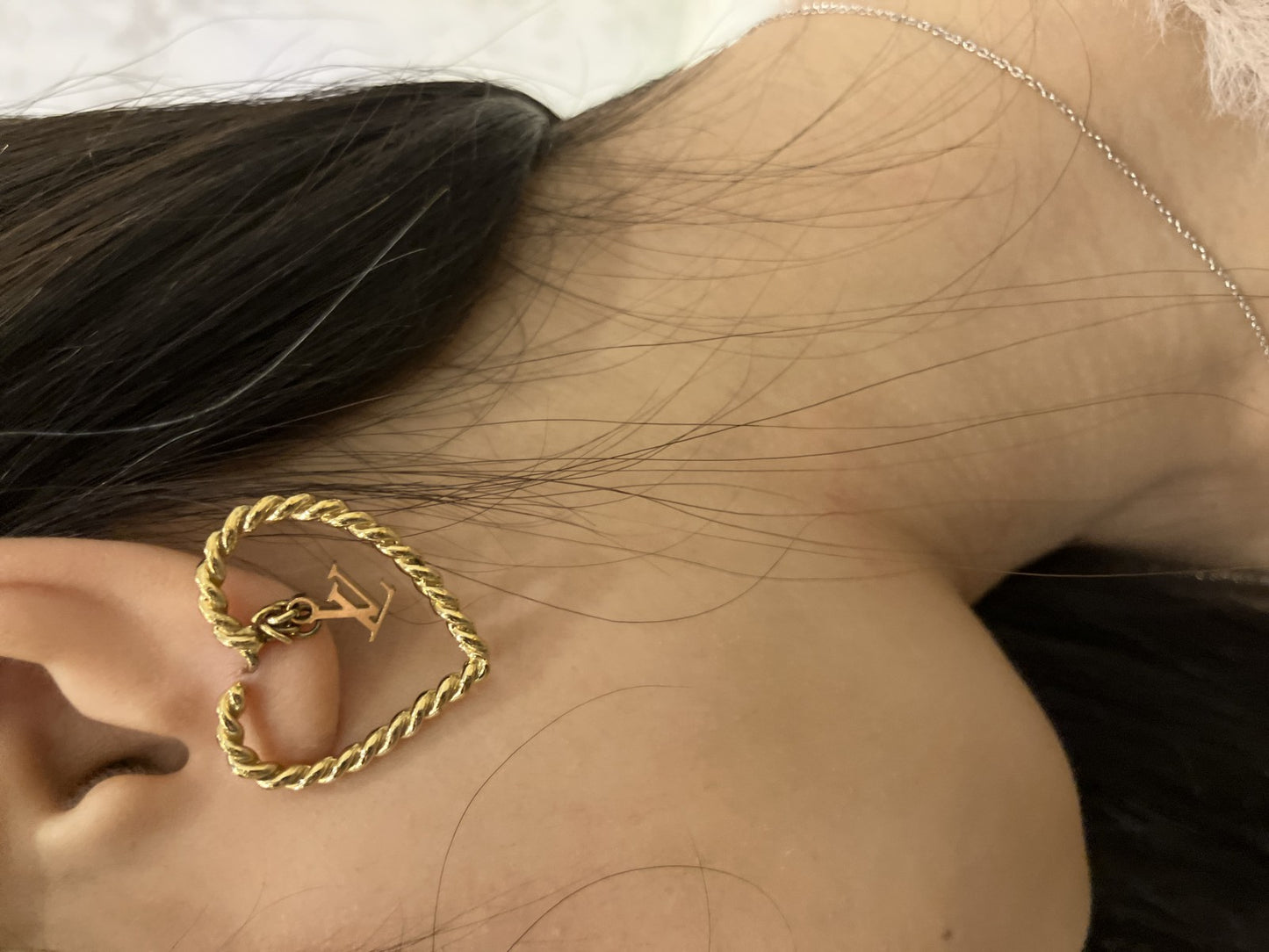 ルイ モノグラム ピアス ゴールド 縦2.7ｃｍ（1.06インチ） 横2.8ｃｍ（1.10インチ） 送料無料