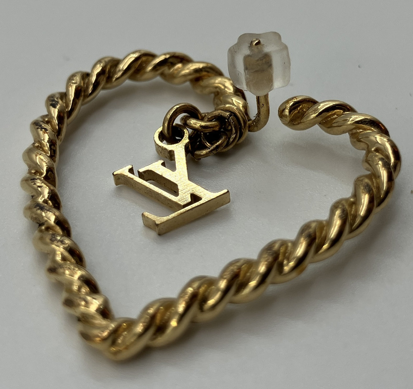 ルイ モノグラム ピアス ゴールド 縦2.7ｃｍ（1.06インチ） 横2.8ｃｍ（1.10インチ） 送料無料