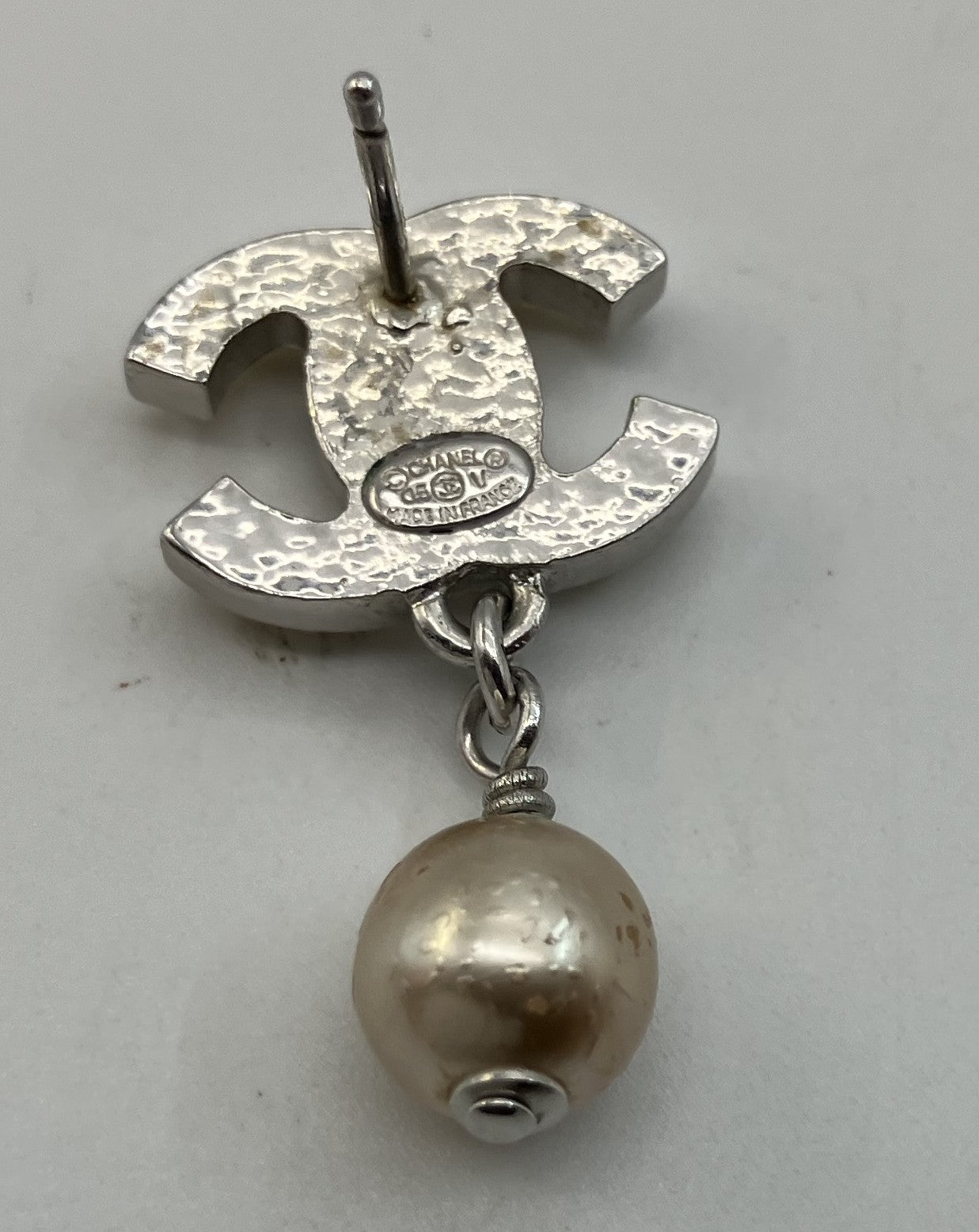 CHANEL synthetic Pearl Pierce 05 V One side only Logo: 1.6x1.1cm