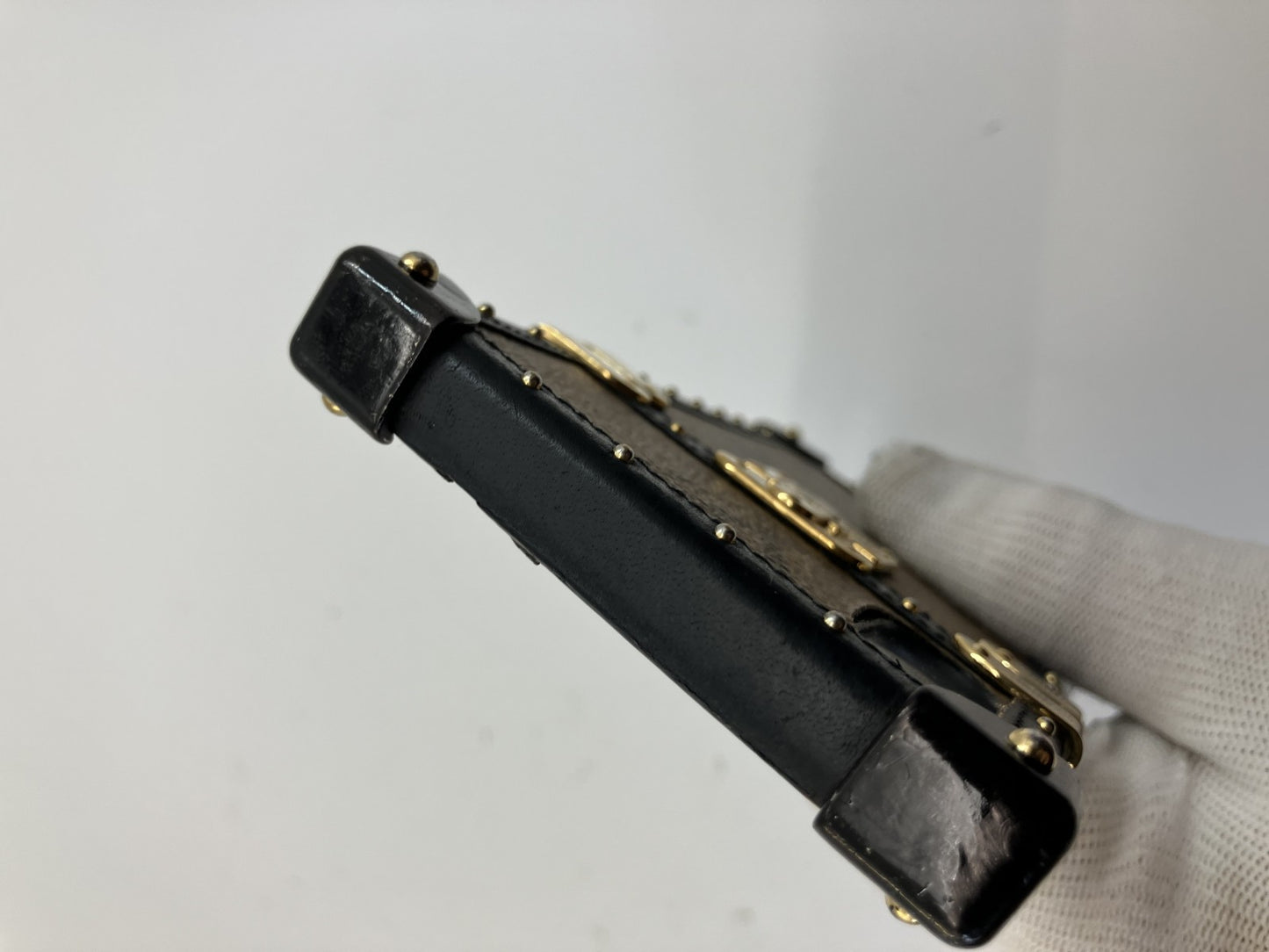 เคส iPhone X/Xs จาก Louis Vuitton Monogram Reverse M67893 จัดส่งฟรี 