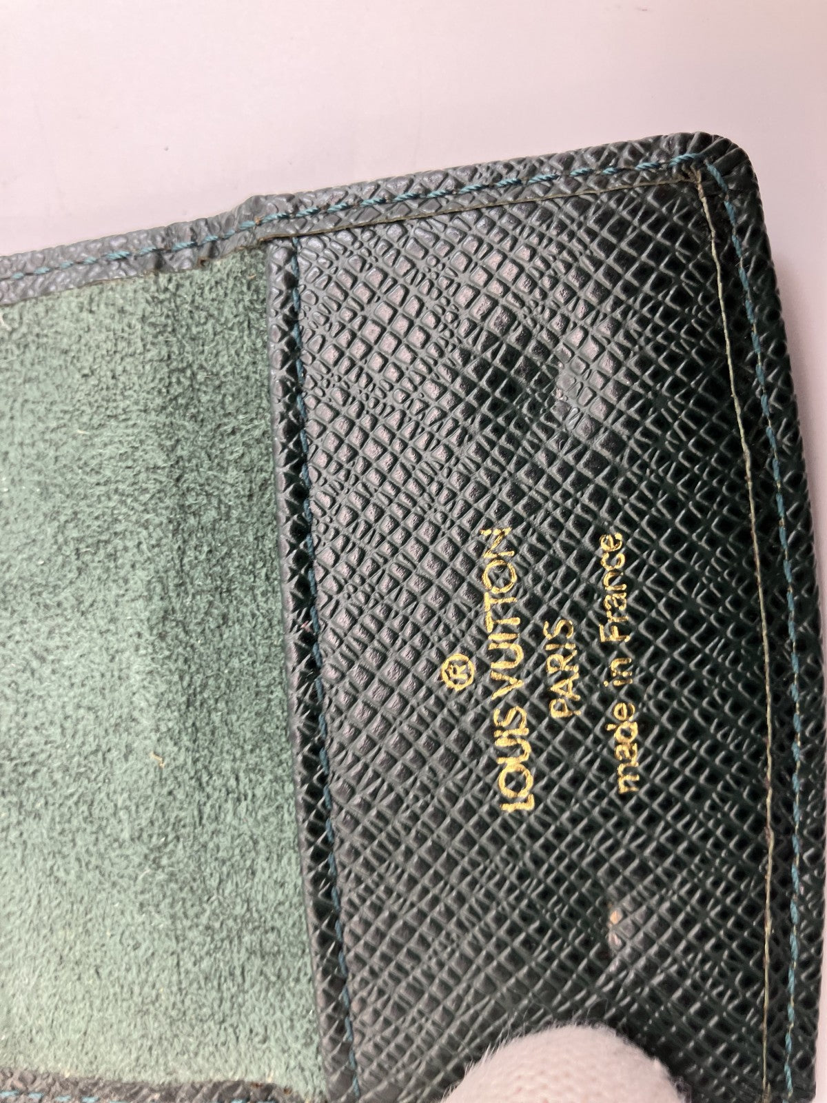 กระดุมข้อมือ Louis Vuitton รุ่น GP Taiga พร้อมกล่อง จัดส่งฟรี 