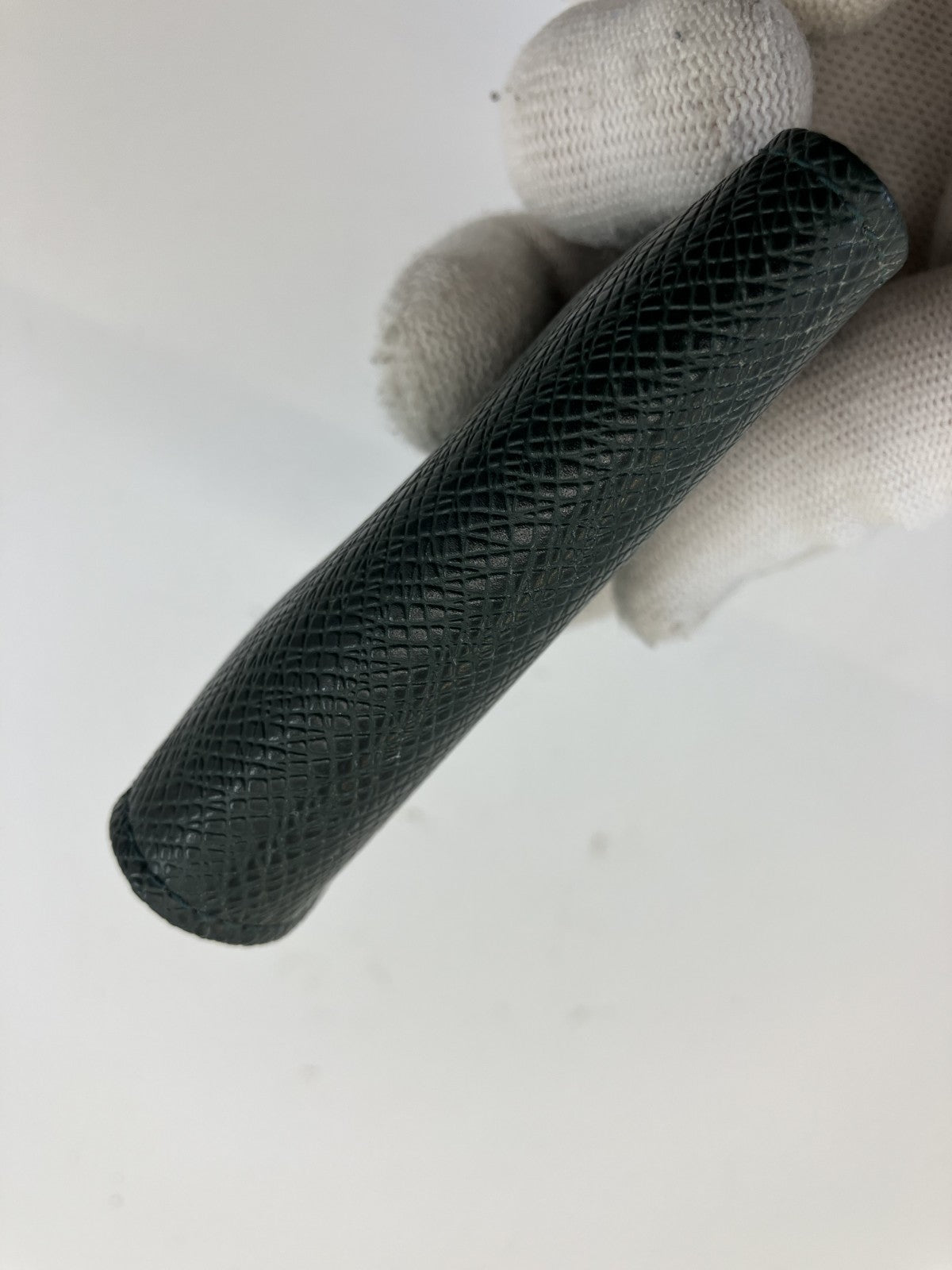 กระดุมข้อมือ Louis Vuitton รุ่น GP Taiga พร้อมกล่อง จัดส่งฟรี 