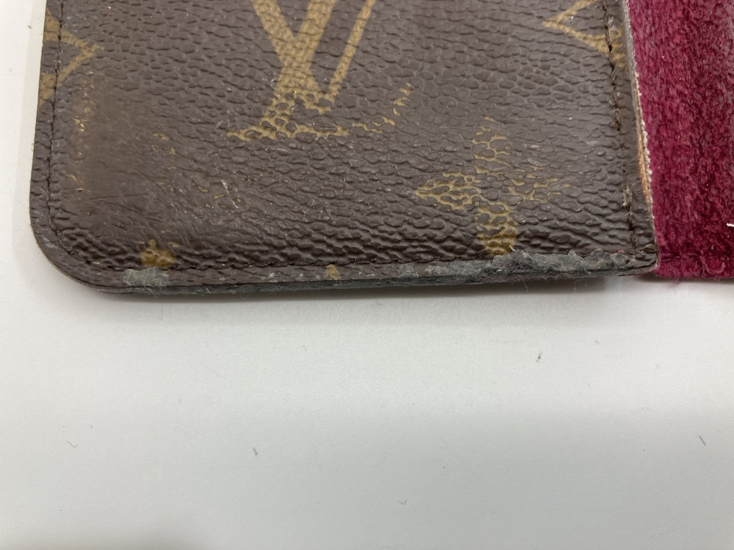 เคสไอโฟน 11 Louis Vuitton Folio Monogram และสมาร์ทโฟนสีแดง พร้อมกระเป๋า จัดส่งฟรี 