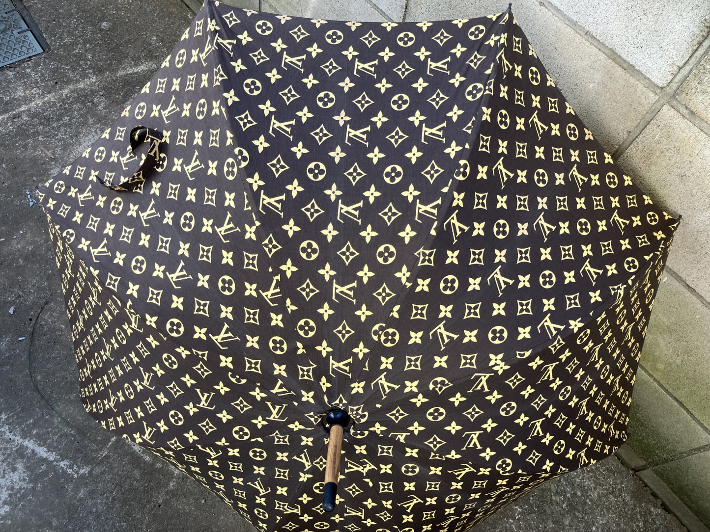 Louis Vuitton Monogram Brown Umbrella Length 90cm Width when opened 91.5cm Free shipping 