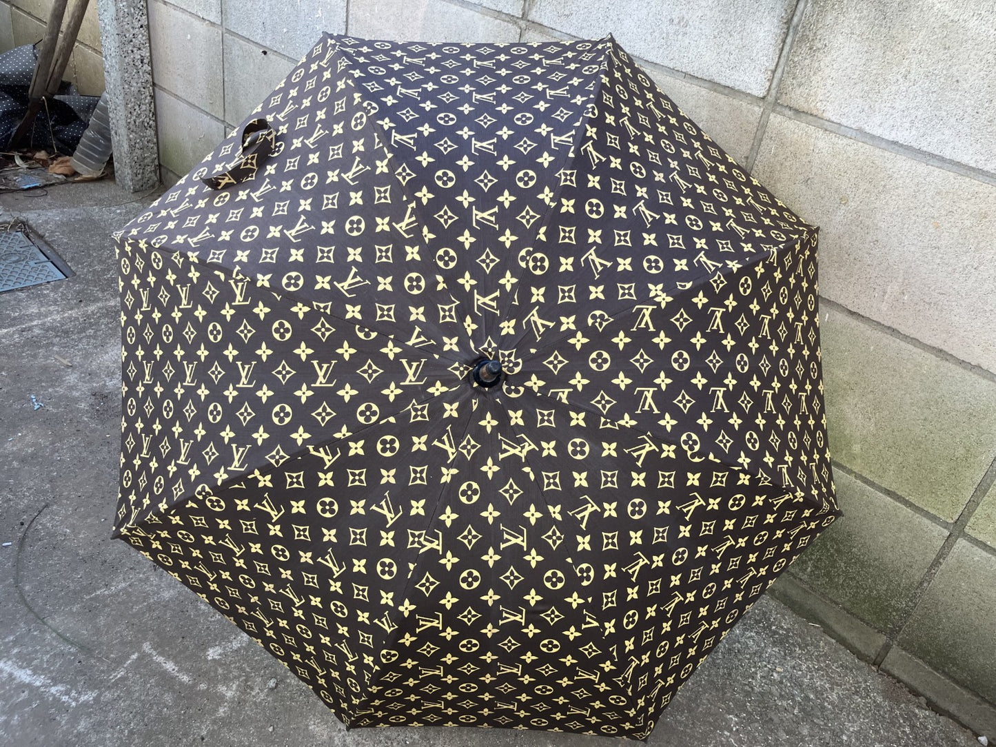 Louis Vuitton Monogram Brown Umbrella Length 90cm Width when opened 91.5cm Free shipping 