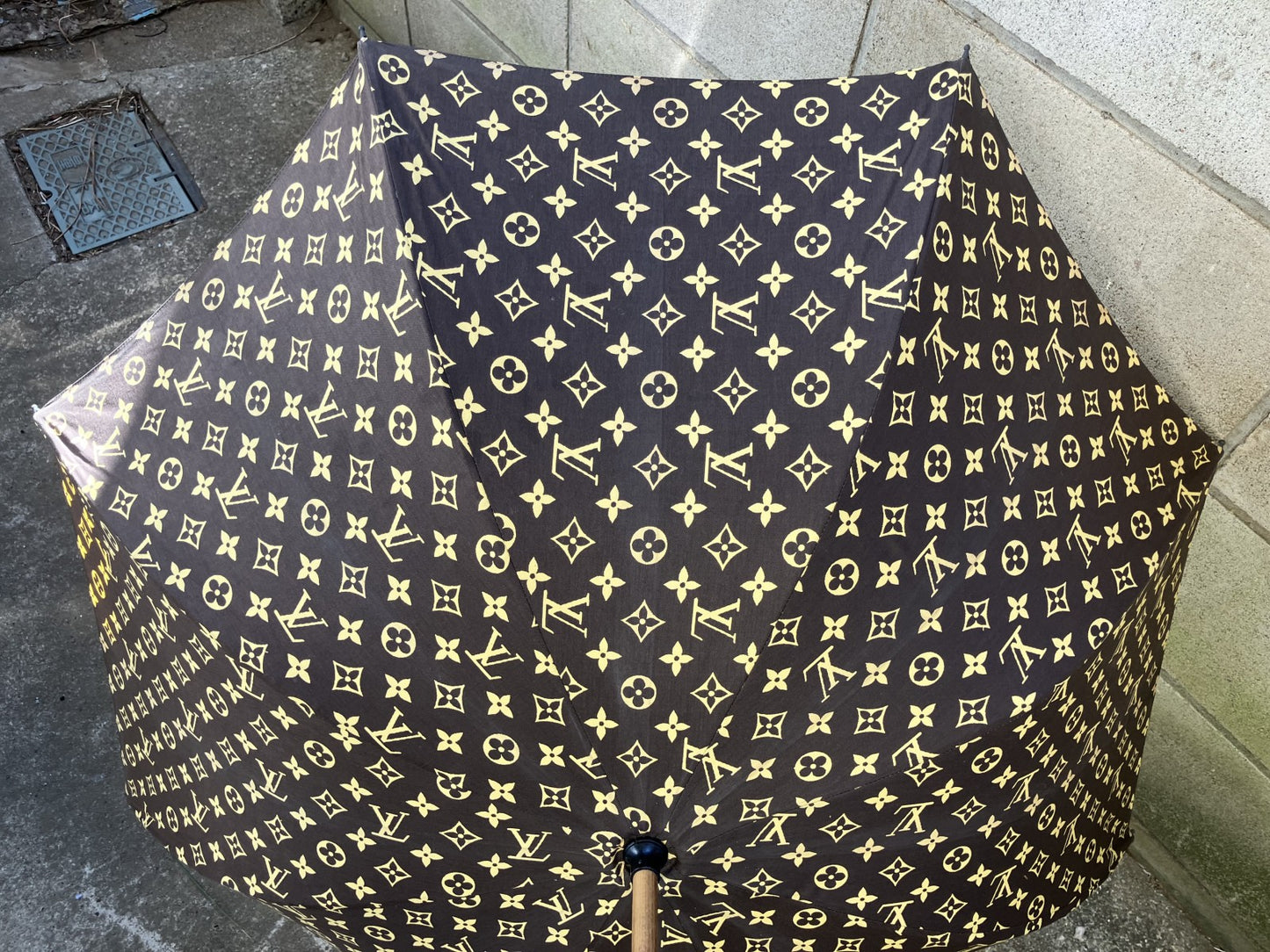 Louis Vuitton Monogram Brown Umbrella Length 90cm Width when opened 91.5cm Free shipping 