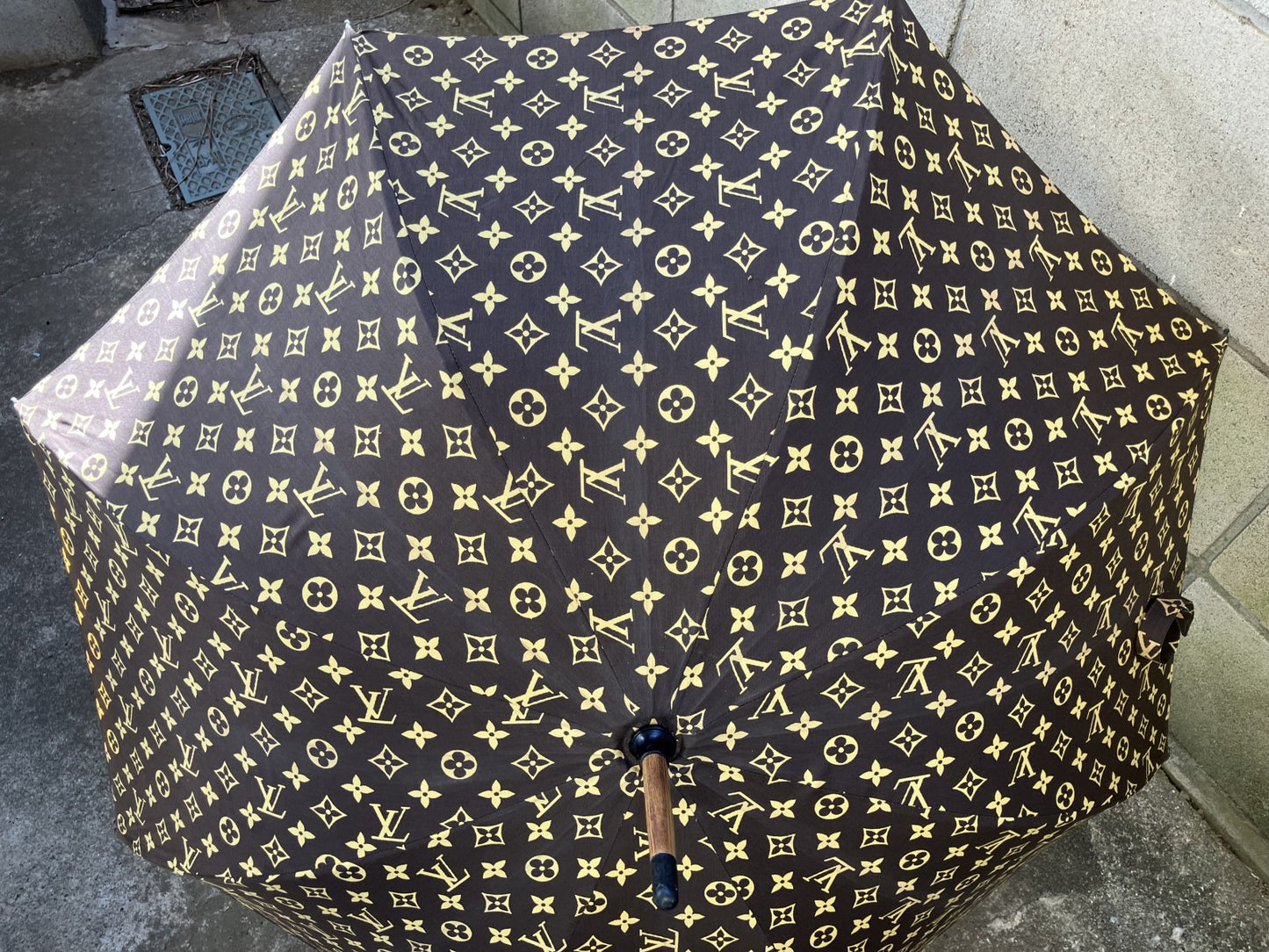 Louis Vuitton Monogram Brown Umbrella Length 90cm Width when opened 91.5cm Free shipping 