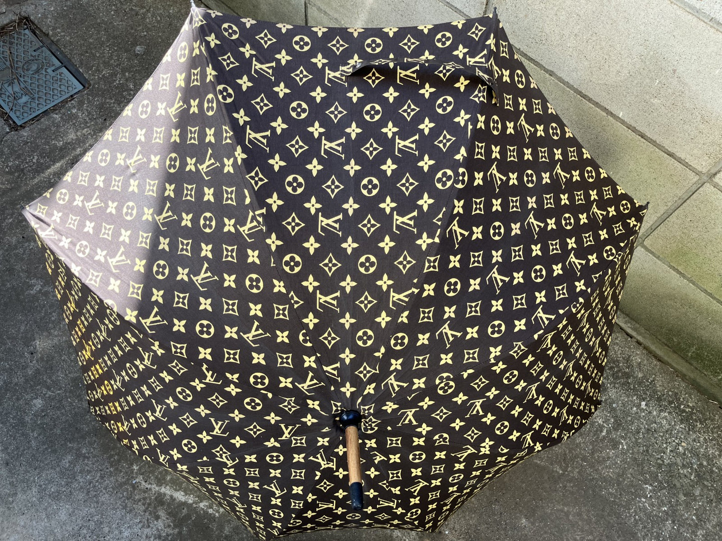 Louis Vuitton Monogram Brown Umbrella Length 90cm Width when opened 91.5cm Free shipping 