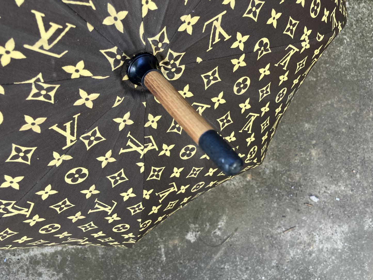 Louis Vuitton Monogram Brown Umbrella Length 90cm Width when opened 91.5cm Free shipping 