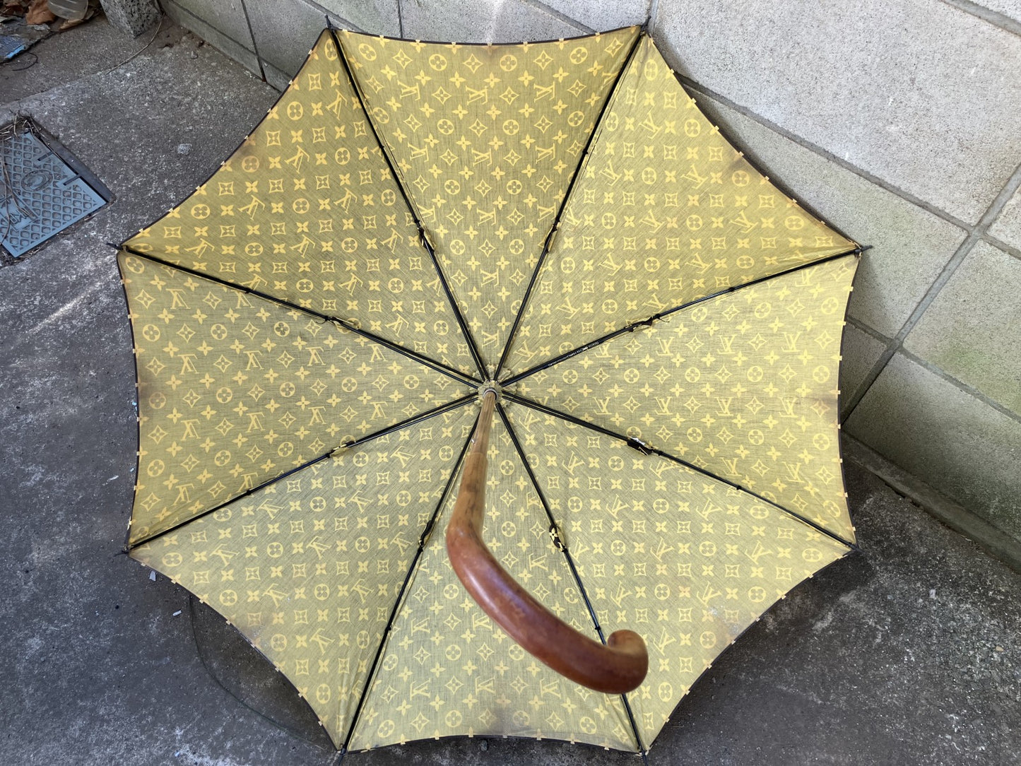 Louis Vuitton Monogram Brown Umbrella Length 90cm Width when opened 91.5cm Free shipping 