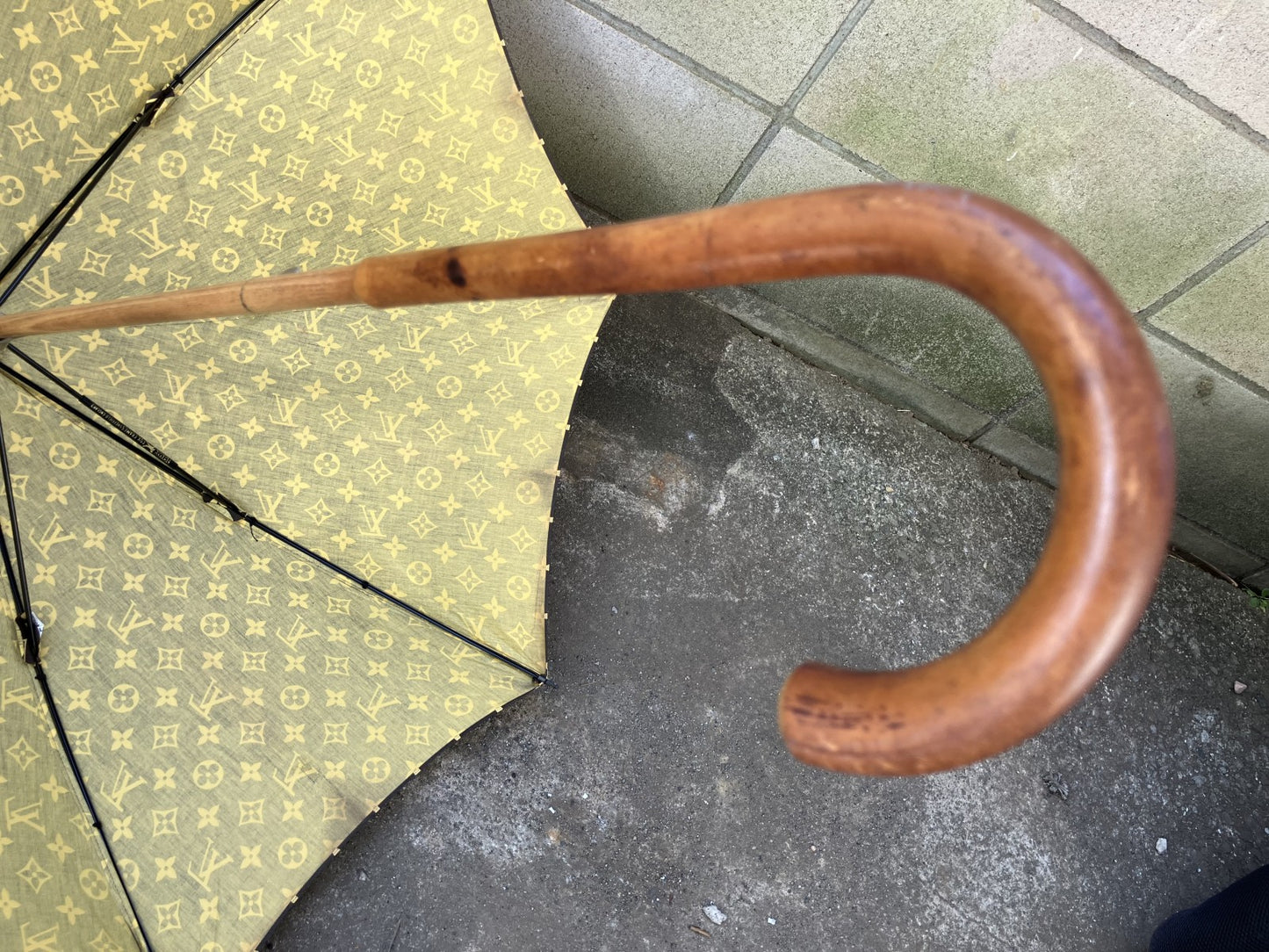 Louis Vuitton Monogram Brown Umbrella Length 90cm Width when opened 91.5cm Free shipping 