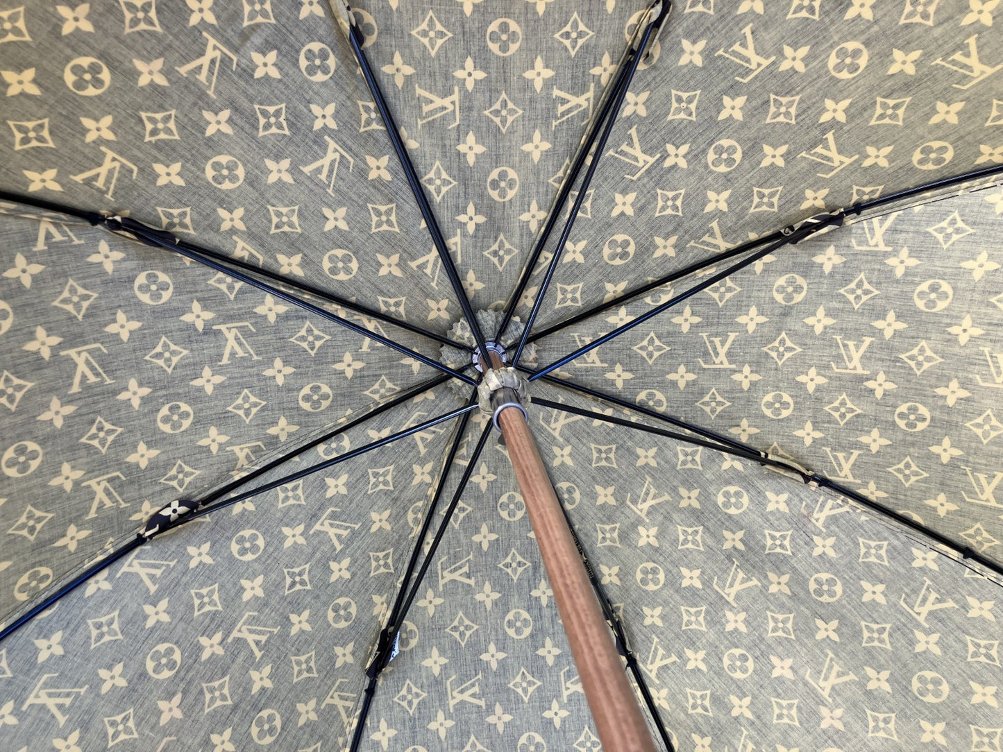 Louis Vuitton Monogram Brown Umbrella Length 90cm Width when opened 91.5cm Free shipping 