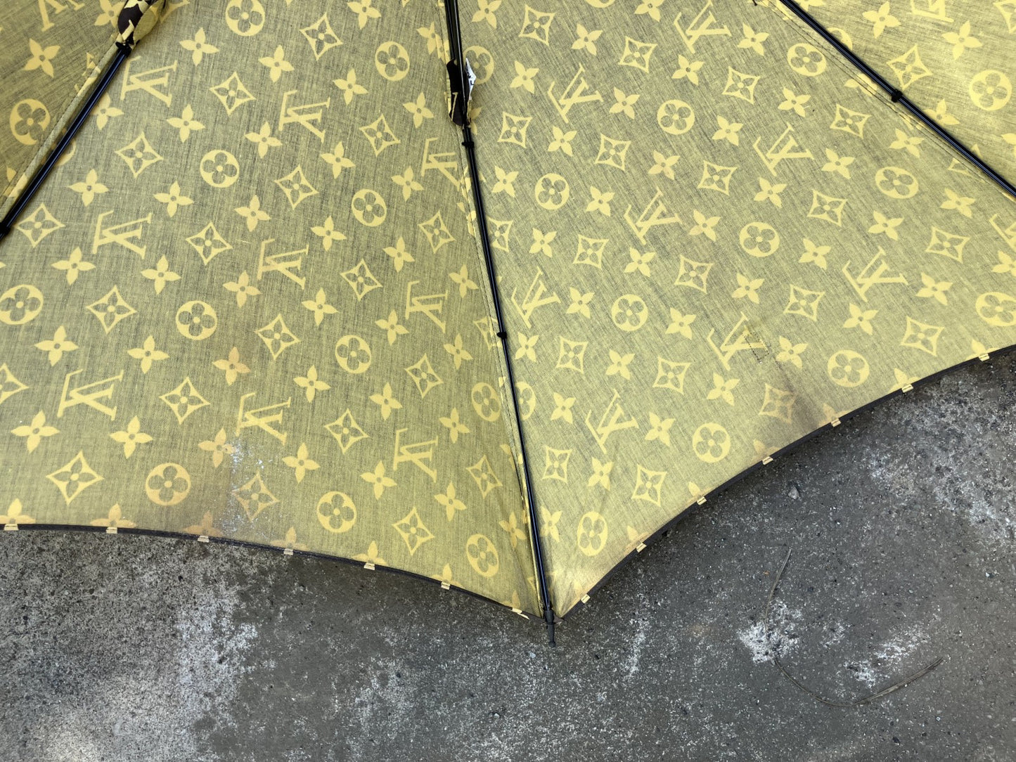 Louis Vuitton Monogram Brown Umbrella Length 90cm Width when opened 91.5cm Free shipping 