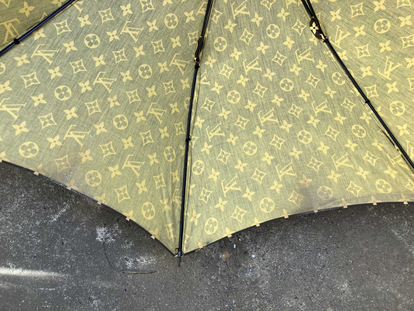 Louis Vuitton Monogram Brown Umbrella Length 90cm Width when opened 91.5cm Free shipping 