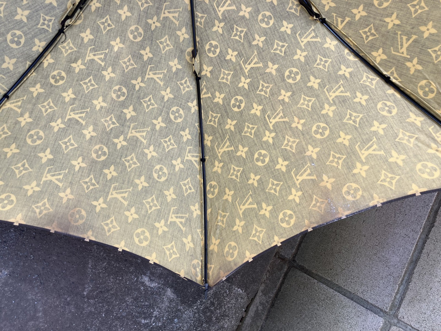 Louis Vuitton Monogram Brown Umbrella Length 90cm Width when opened 91.5cm Free shipping 