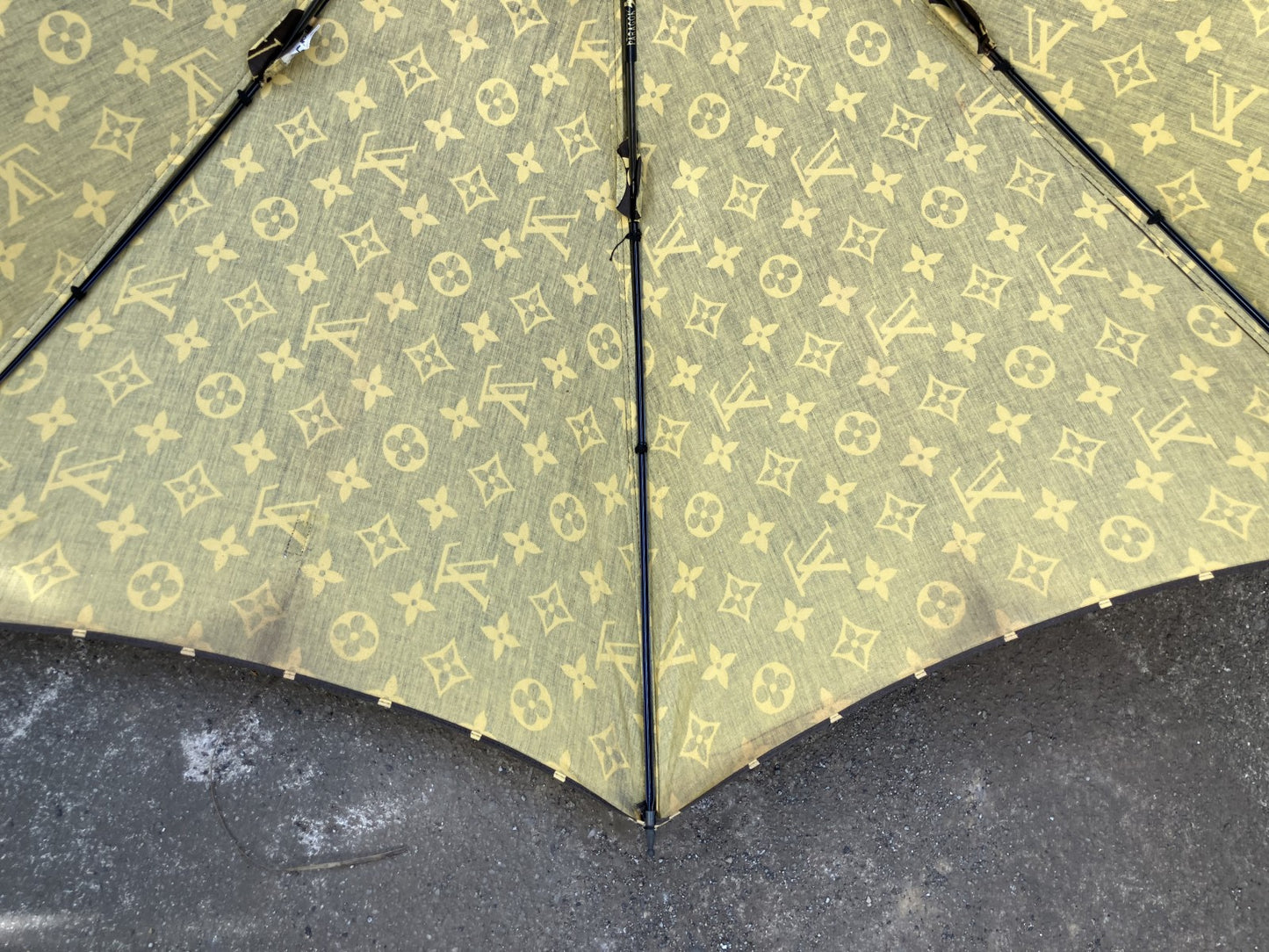 Louis Vuitton Monogram Brown Umbrella Length 90cm Width when opened 91.5cm Free shipping 