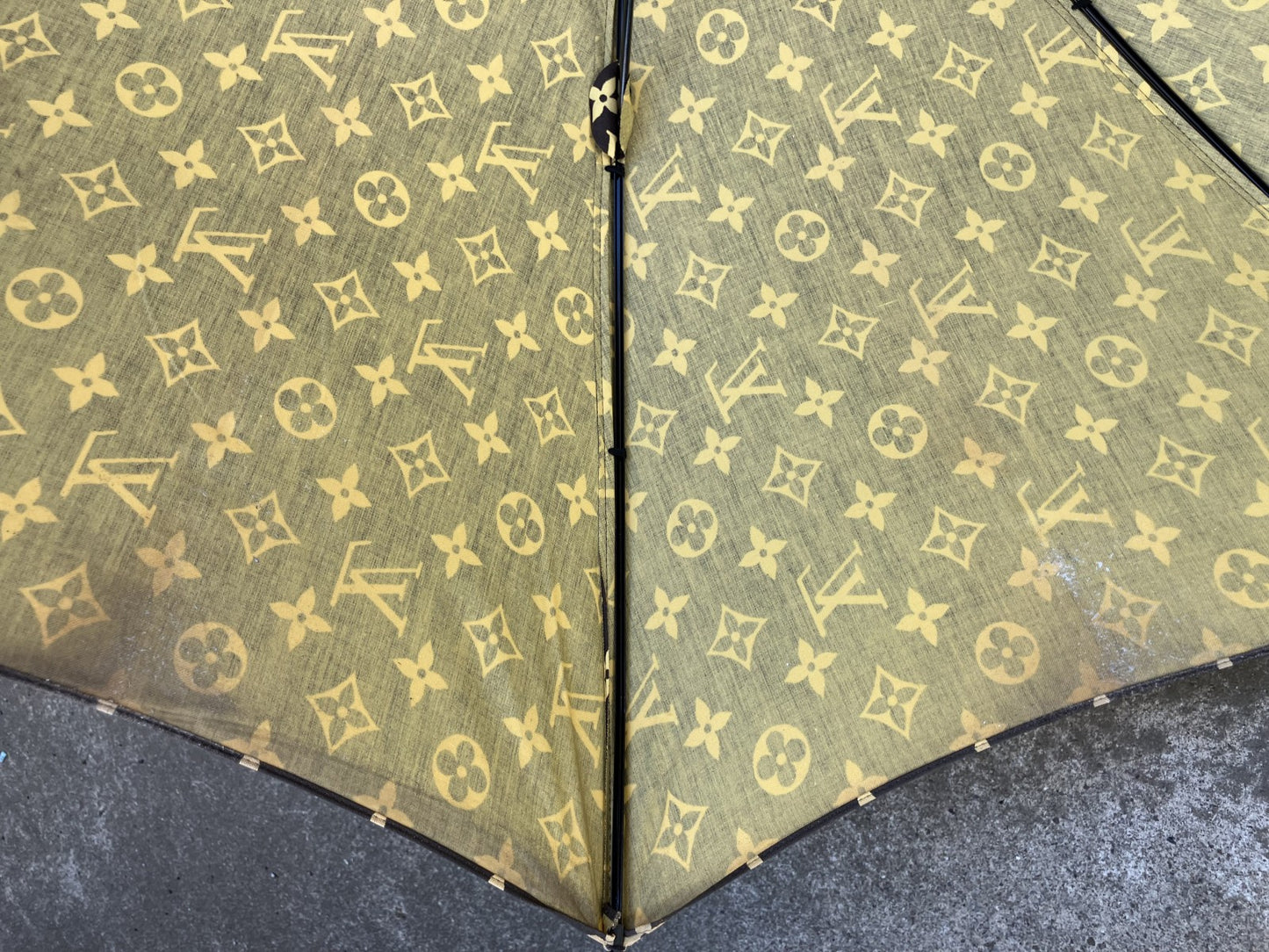 ร่ม Louis Vuitton Monogram Brown ความยาว 90cm ความกว้างเมื่อกางออก 91.5cm จัดส่งฟรี 