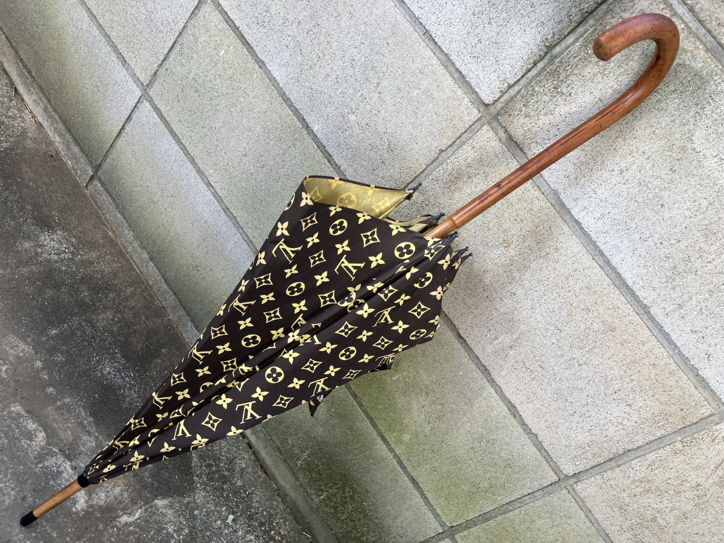 Louis Vuitton Monogram Brown Umbrella Length 90cm Width when opened 91.5cm Free shipping 