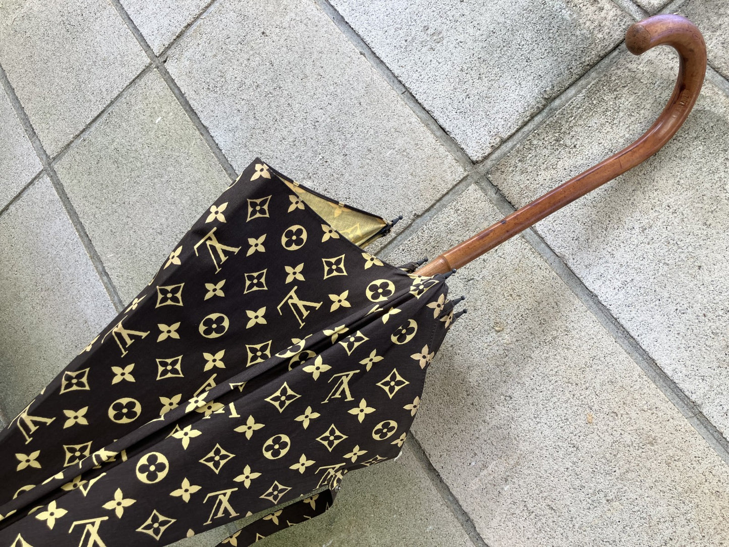 ร่ม Louis Vuitton Monogram Brown ความยาว 90cm ความกว้างเมื่อกางออก 91.5cm จัดส่งฟรี 