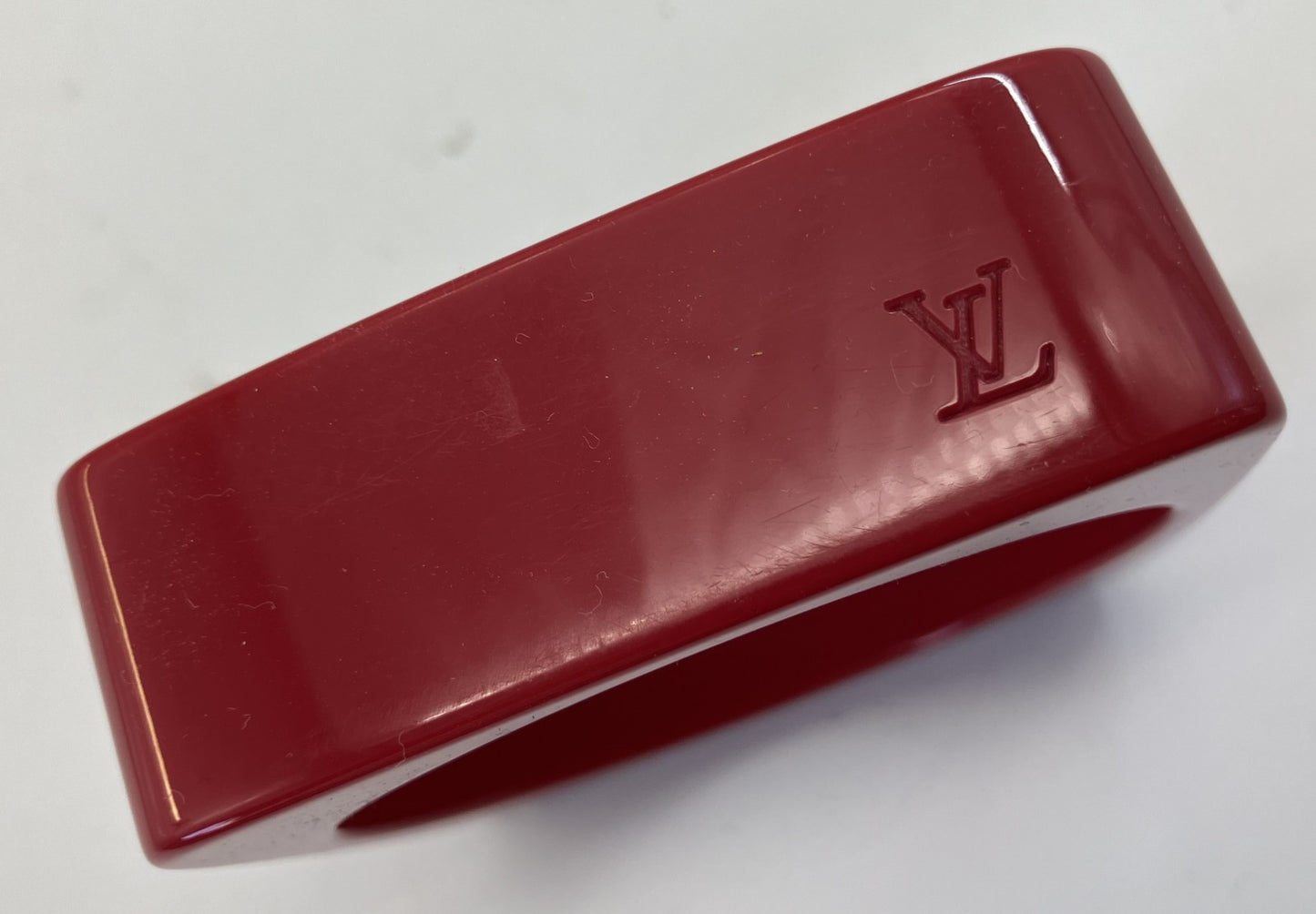 กำไลข้อมือ Louis Vuitton เส้นผ่านศูนย์กลางภายใน 6.5 ซม. (2.56 นิ้ว) ความยาวและความกว้าง 7.5 ซม. (2.95 นิ้ว) จัดส่งฟรี 