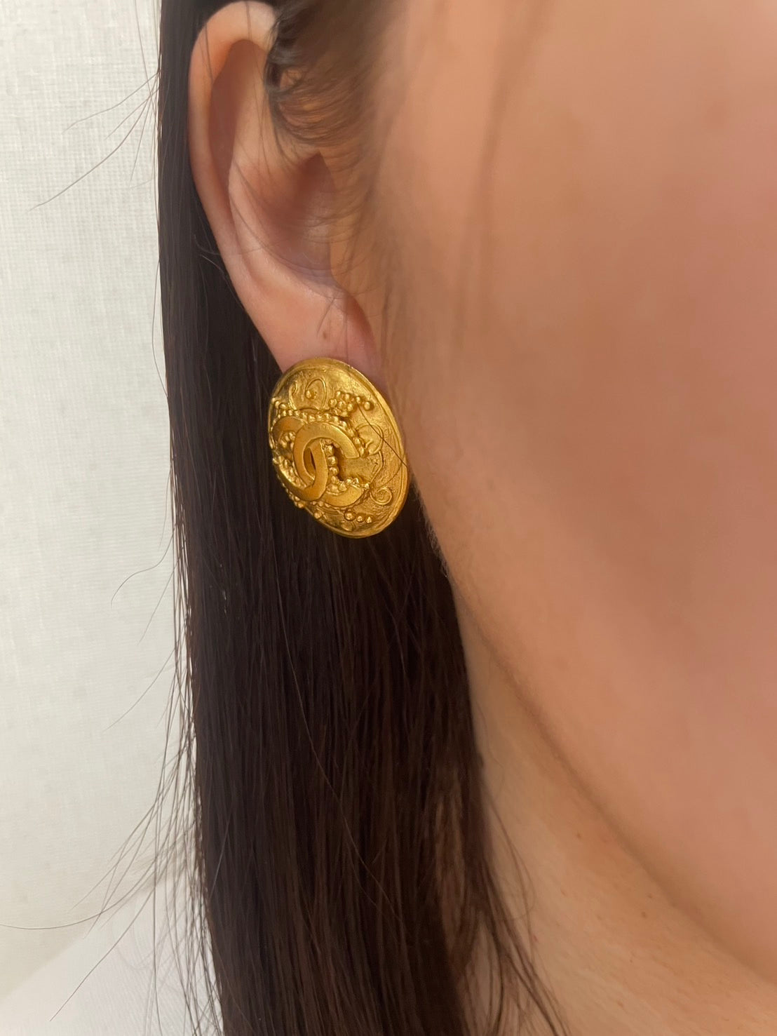 CHANEL 96A Gold-Tone CC Clip-On Earring Single Round Vintage France