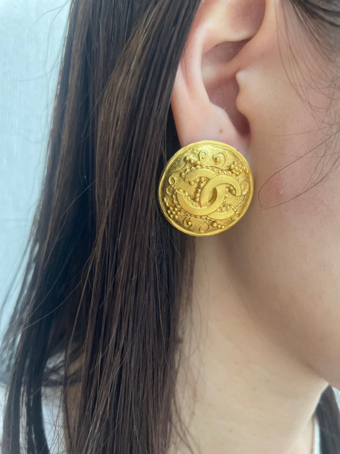 CHANEL 96A Gold-Tone CC Clip-On Earring Single Round Vintage France