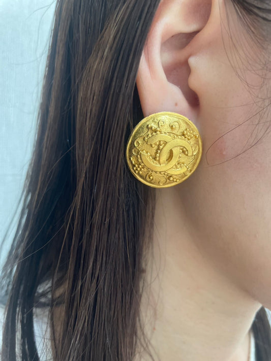 CHANEL 96A Gold-Tone CC Clip-On Earring Single Round Vintage France