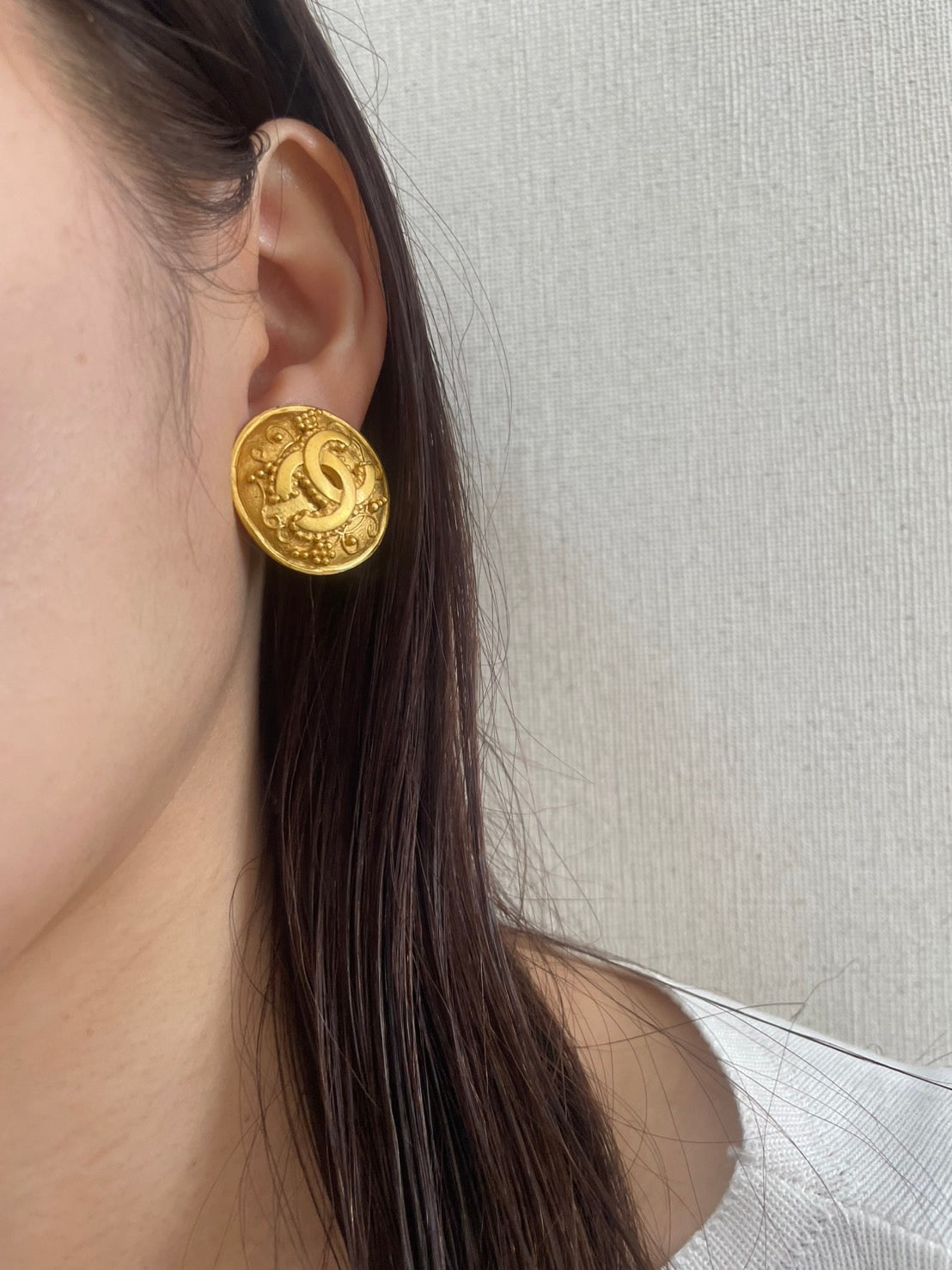 CHANEL 96A Gold-Tone CC Clip-On Earring Single Round Vintage France