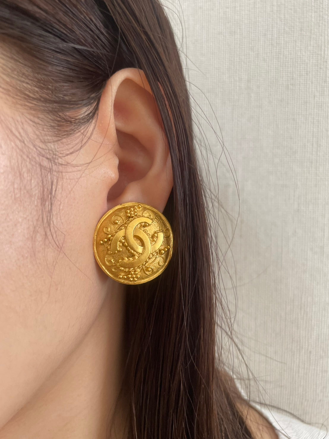 CHANEL 96A Gold-Tone CC Clip-On Earring Single Round Vintage France