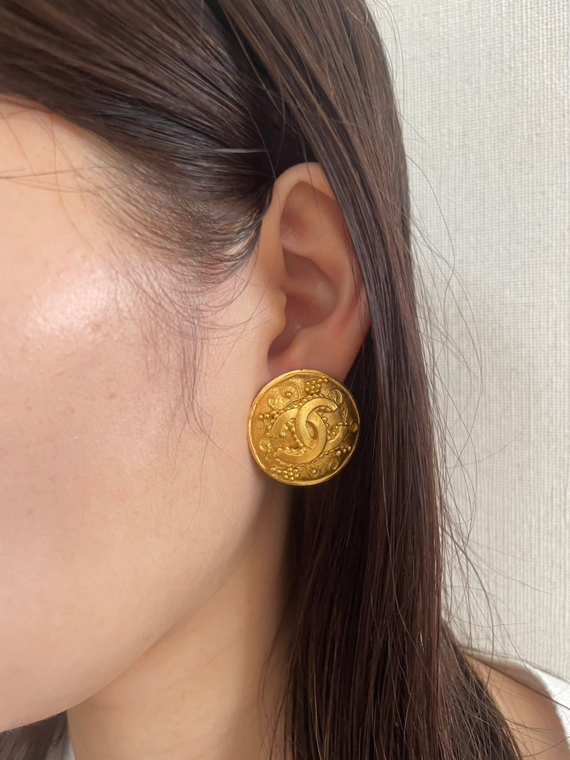 CHANEL 96A Gold-Tone CC Clip-On Earring Single Round Vintage France