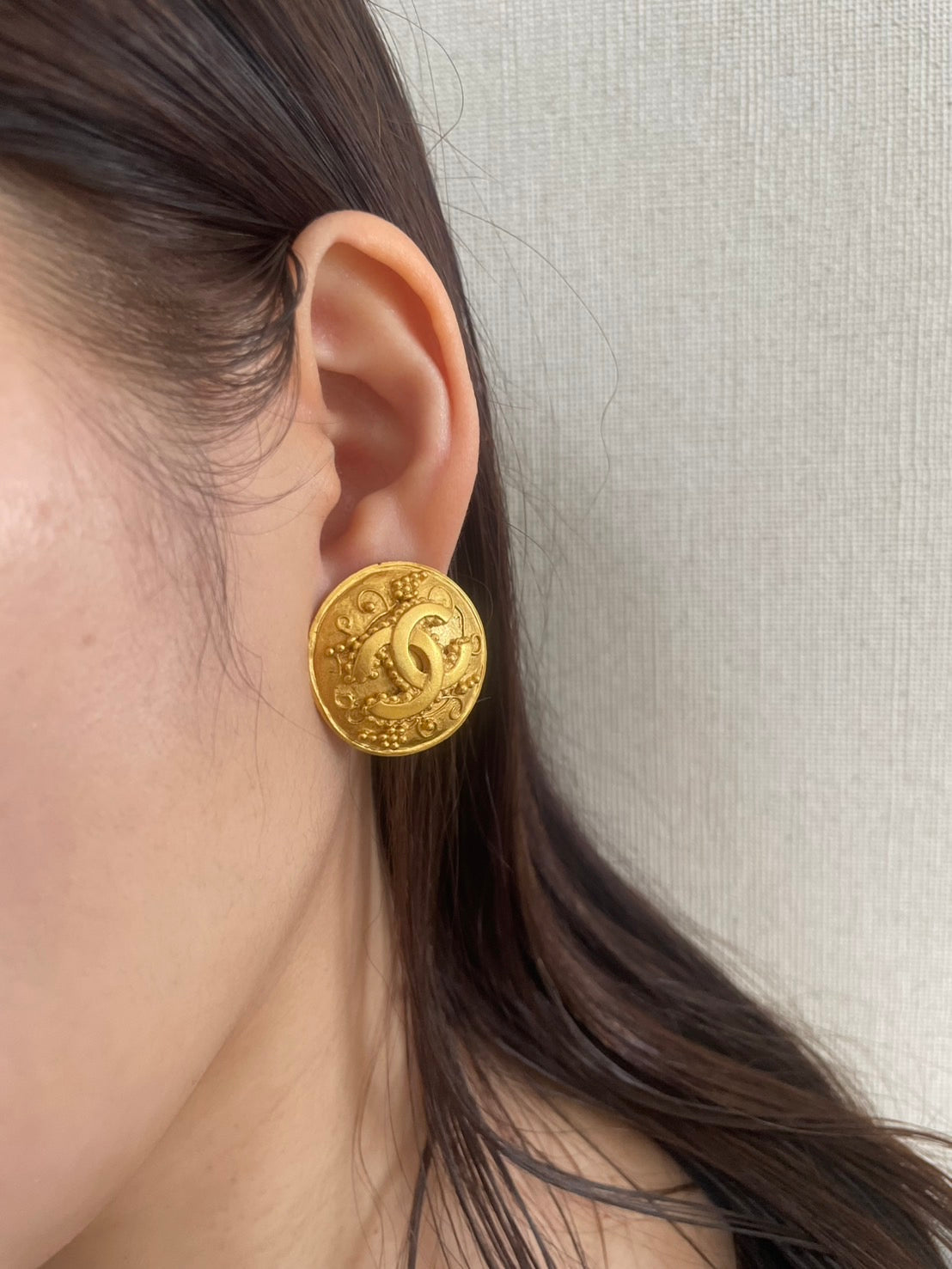 CHANEL 96A Gold-Tone CC Clip-On Earring Single Round Vintage France