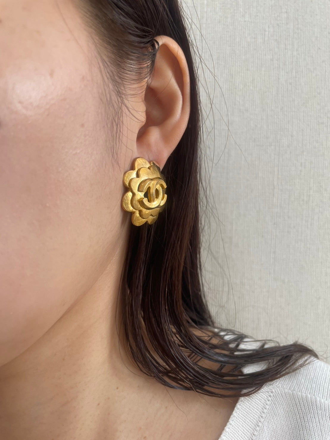CHANEL 96P Camellia CC Gold-Tone Clip-On Earring Single 3cm Vintage