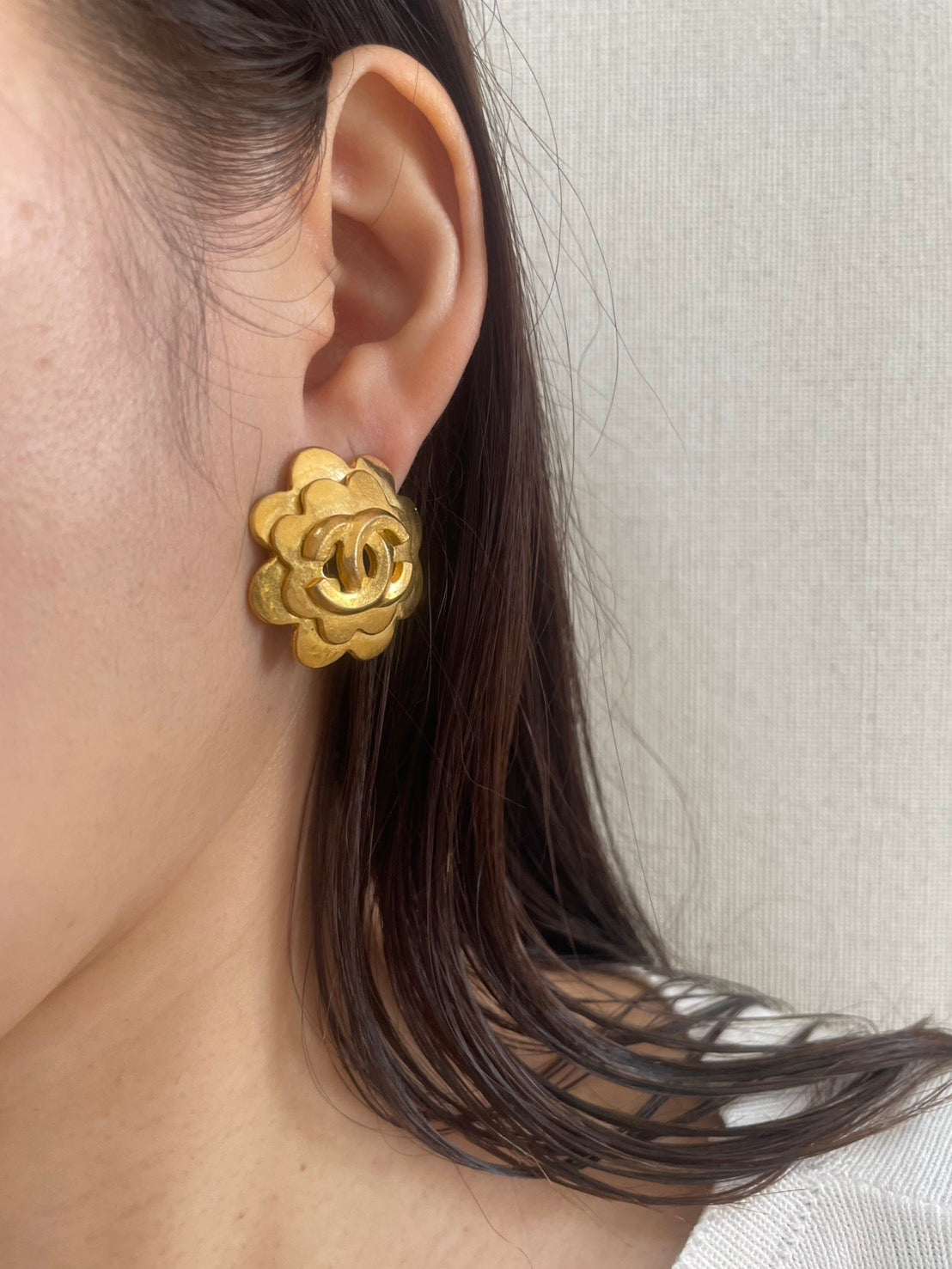 CHANEL 96P Camellia CC Gold-Tone Clip-On Earring Single 3cm Vintage