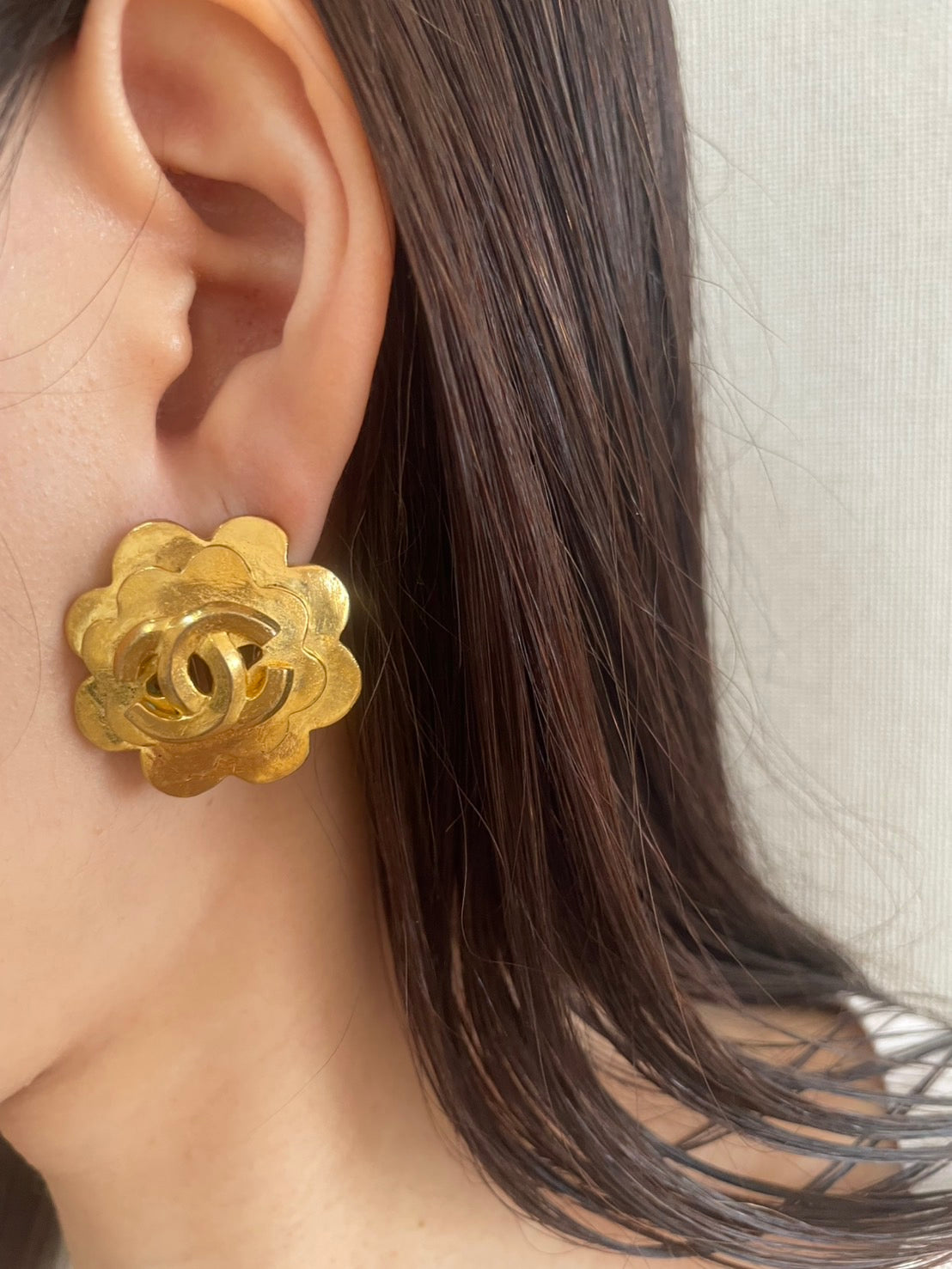 CHANEL 96P Camellia CC Gold-Tone Clip-On Earring Single 3cm Vintage