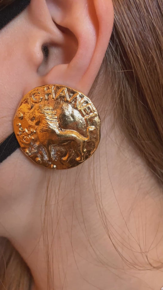CHANEL 93A Lion Motif Clip Earring Gold Large 3.7cm Single Vintage