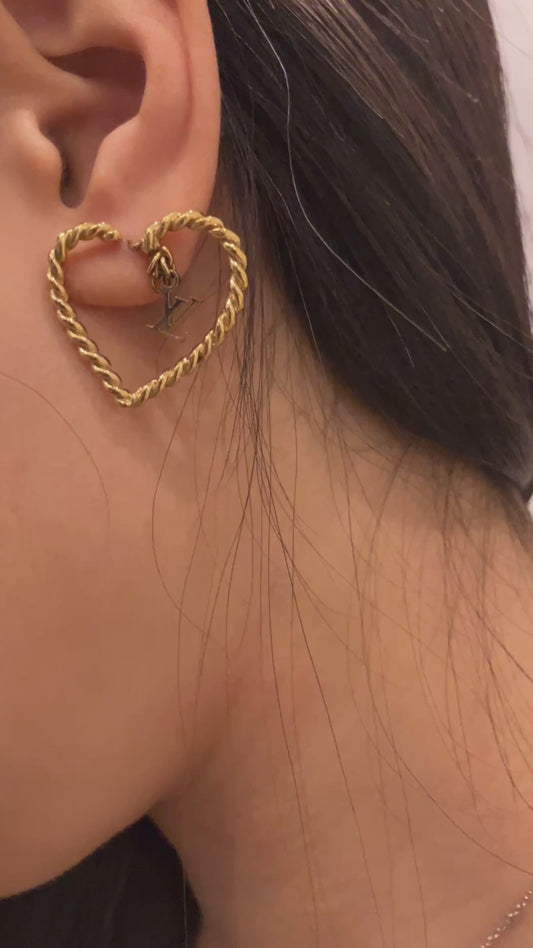 ルイ モノグラム ピアス ゴールド 縦2.7ｃｍ（1.06インチ） 横2.8ｃｍ（1.10インチ） 送料無料